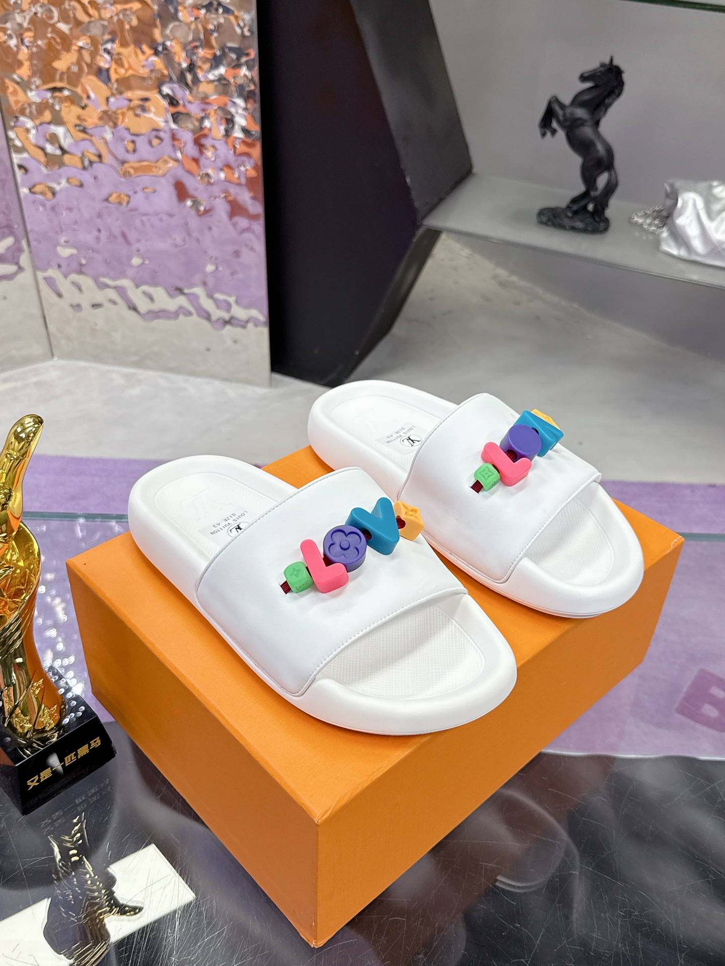 NO:266222,Top version Lv slipper series Couple style lv Louis Vuitton l family donkey brand monogram relief DIY decoration Couple style slippers This season, waterfront sandals are renovated and the upper buckle is imprinted by Louis Vuitton's iconic monogram pattern. Made of waterproof rubber, paired with comfortable and tough insoles. Light and flexible outsole imprint Louis Vuitton logo. Delivery counter exquisite packaging, no inner lining, original open molded rubber foam sole, sole thickness 3cm size: women's 35-40 men's 39-45, slippers, louis vuitton, louis vuitton, louis vuitton, louis vuitton, louis vuitton, louis vuitton, slippers19860909顶级版本 Lv拖鞋系列 情侣款 lv路易威登l家 驴牌monogram 浮雕 diy装饰 情侣款 拖鞋 本季,waterfront 凉拖焕新回归,鞋面扣带压印路易威登标志性的 monogram 图案.由防水橡胶制成,搭配舒适韧性鞋垫.轻盈灵活的外底压印路易威登标识. 配送专柜精美包装 内里无内里 鞋底原版开模橡胶发泡大底 底厚3cm size: 女款35-40 男39-45,拖鞋,louis vuitton,louis vuitton,louis vuitton,louis vuitton,slippers,Women's Shoes