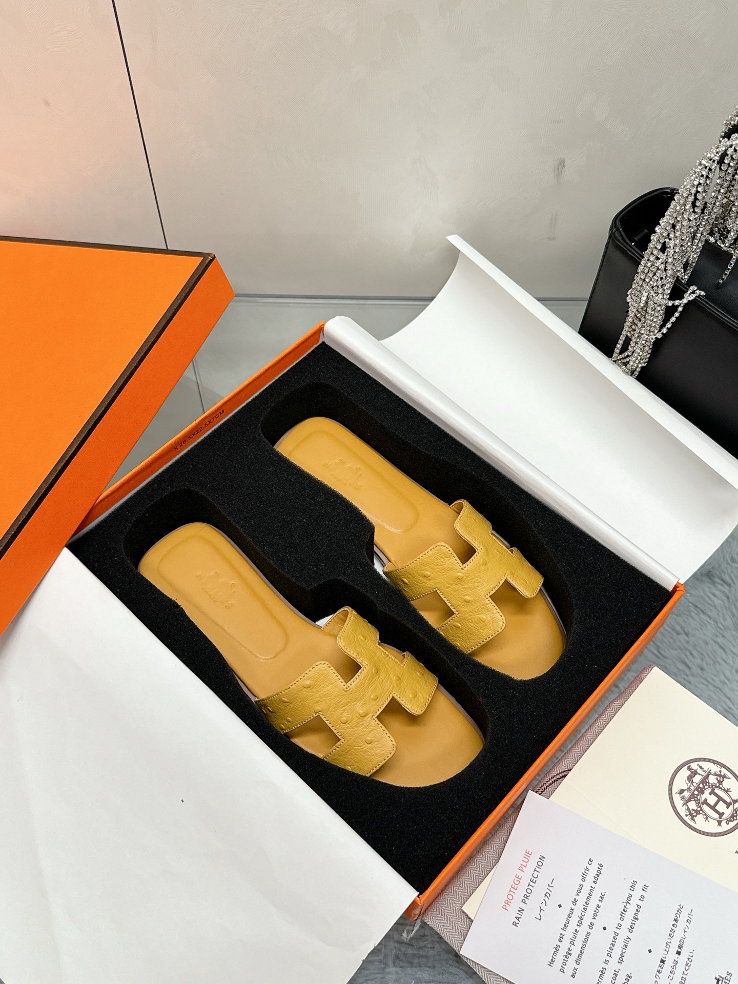 NO:262233,Hermès H tow all network advantages and offers a favorite style for orders. Large factory hand-running model. Exquisite craftsmanship. Hermès H slippers. Ostrich pattern. 2025 new colors, midsole all inclusive, new version (Hermès). Packaging upgrades, upgrades in the style and workmanship materials. Market high-version pure handmade shoes. Top-grade products Hermès slippers. Size 35-40 (41 42 customized) Full set of exquisite packaging, slippers, hermes, hermes, slippers19860909爱马仕H拖全网优势放货外单最爱的一款 大厂手跑量款 精致工艺  爱马仕H拖鞋 鸵鸟纹 2025新色,中底全包,全新改版（Hermès） 包装升级,版型做工材料升级. 市场高版本纯手工鞋 顶级产品爱马仕拖鞋 码数35-40（41 42定制） 全套精美包装,拖鞋,hermes,hermes,slippers,Women's Shoes