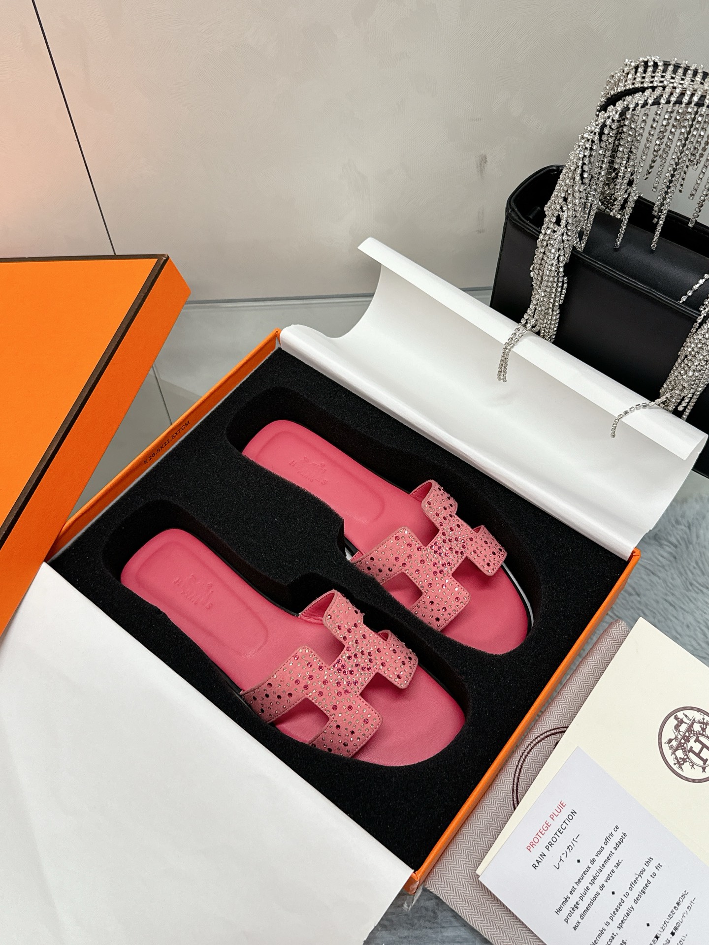 NO:262223,Hermès H tow all network advantages and the favorite model of foreign orders. Large factory hand-running model. Exquisite craftsmanship. Hermès H slippers. Handicraft diamond. 2025 new colors, full midsole, new version (Hermès). Packaging upgrades, upgrades in the style and workmanship materials. Market high-version pure handmade shoes. Top-grade products Hermès slippers. Size 35-40 (41 42 customized) Full set of exquisite packaging, slippers, hermes, hermes, slippers19860909爱马仕H拖全网优势放货外单最爱的一款 大厂手跑量款 精致工艺  爱马仕H拖鞋 手工艺钻 2025新色,中底全包,全新改版（Hermès） 包装升级,版型做工材料升级. 市场高版本纯手工鞋 顶级产品爱马仕拖鞋 码数35-40（41 42定制） 全套精美包装,拖鞋,hermes,hermes,slippers,Women's Shoes