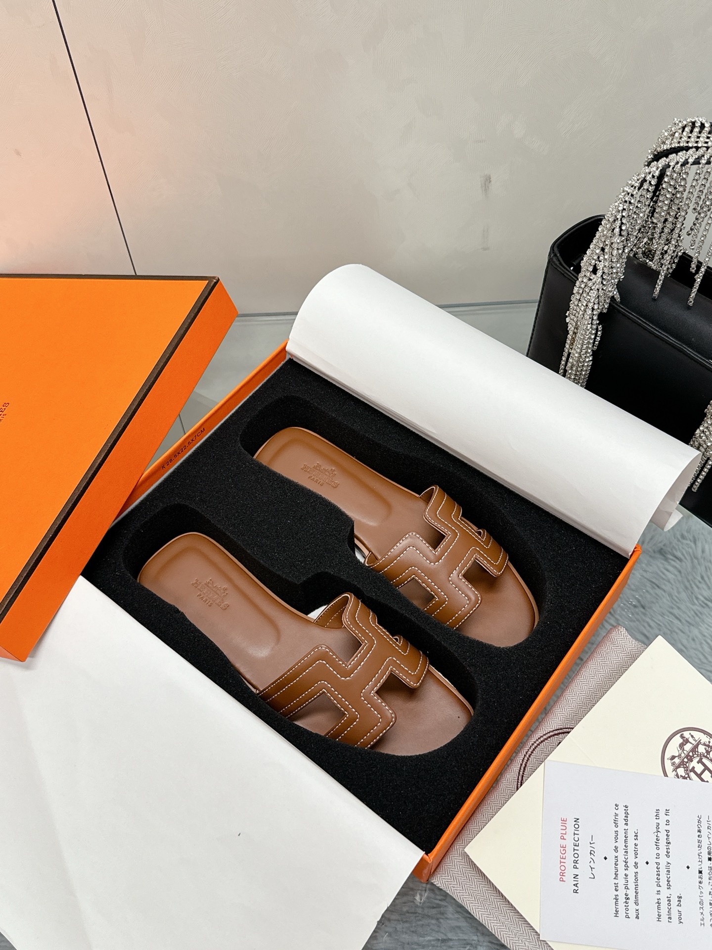 NO:262229,Hermes H tow all network advantages and offers a favorite product. Large factory hand-running model. Exquisite craftsmanship. Hermes H slippers. Handmade goods. 2025 new colors, full midsole, new version (Hermès). Packaging upgrades, upgrades in the style and workmanship materials. Market high-version pure handmade shoes. Top-grade products Hermes slippers. Size 35-40 (41 42 customized) Full set of exquisite packaging, slippers, hermes, hermes, slippers19860909爱马仕H拖全网优势放货外单最爱的一款 大厂手跑量款 精致工艺  爱马仕H拖鞋 手工货 2025新色,中底全包,全新改版（Hermès） 包装升级,版型做工材料升级. 市场高版本纯手工鞋 顶级产品爱马仕拖鞋 码数35-40（41 42定制） 全套精美包装,拖鞋,hermes,hermes,slippers,Women's Shoes