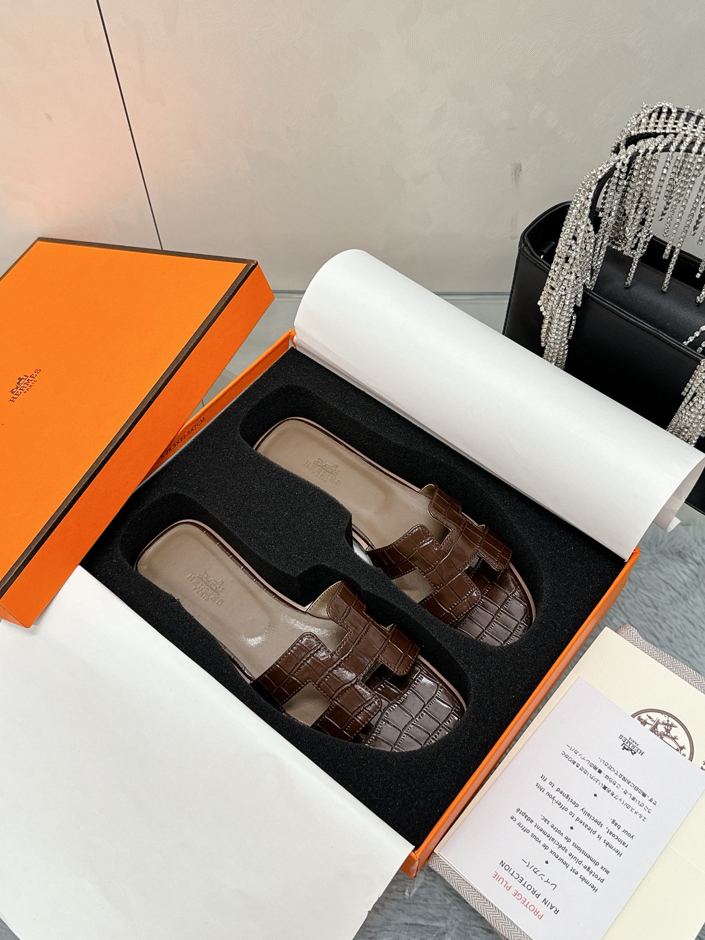 NO:262230,Hermes H tow all network advantages and offers a favorite style for foreign orders. Large factory hand-running model. Exquisite craftsmanship. Hermes H slippers. Hand crocodile pattern. 2025 new colors, midsole all inclusive, new version (Hermès). Packaging upgrades, and upgrades in the style and workmanship materials. Market high-version pure handmade shoes. Top-grade product Hermes slippers. Size 35-40 (41 42 customized) Full set of exquisite packaging, slippers, hermes, hermes, slippers19860909爱马仕H拖全网优势放货外单最爱的一款 大厂手跑量款 精致工艺  爱马仕H拖鞋 手鳄鱼纹 2025新色,中底全包,全新改版（Hermès） 包装升级,版型做工材料升级. 市场高版本纯手工鞋 顶级产品爱马仕拖鞋 码数35-40（41 42定制） 全套精美包装,拖鞋,hermes,hermes,slippers,Women's Shoes