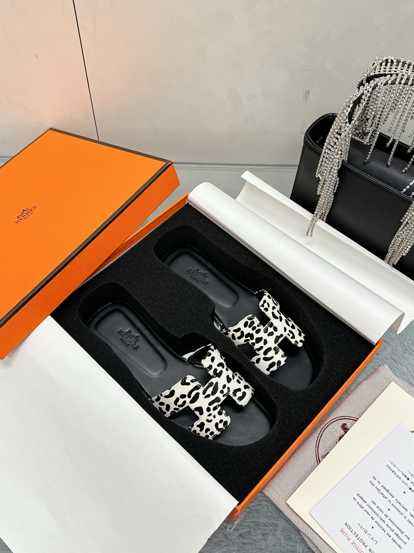 NO:262225,Hermès H tow all network advantages and one of the favorites for orders. Large factory hand-running model, exquisite craftsmanship, Hermès H slippers, hand-horse hair series, 2025 new colors, midsole full-inclusive, new version (Hermès), packaging upgrade, pattern workmanship materials upgrade. Market high-version pure handmade shoes, top-grade product Hermès slippers, size 35-40 (41 42 customized) Full set of exquisite packaging, slippers, hermes, hermes, slippers19860909爱马仕H拖全网优势放货外单最爱的一款 大厂手跑量款 精致工艺  爱马仕H拖鞋 手马毛系列 2025新色,中底全包,全新改版（Hermès） 包装升级,版型做工材料升级. 市场高版本纯手工鞋 顶级产品爱马仕拖鞋 码数35-40（41 42定制） 全套精美包装,拖鞋,hermes,hermes,slippers,Women's Shoes