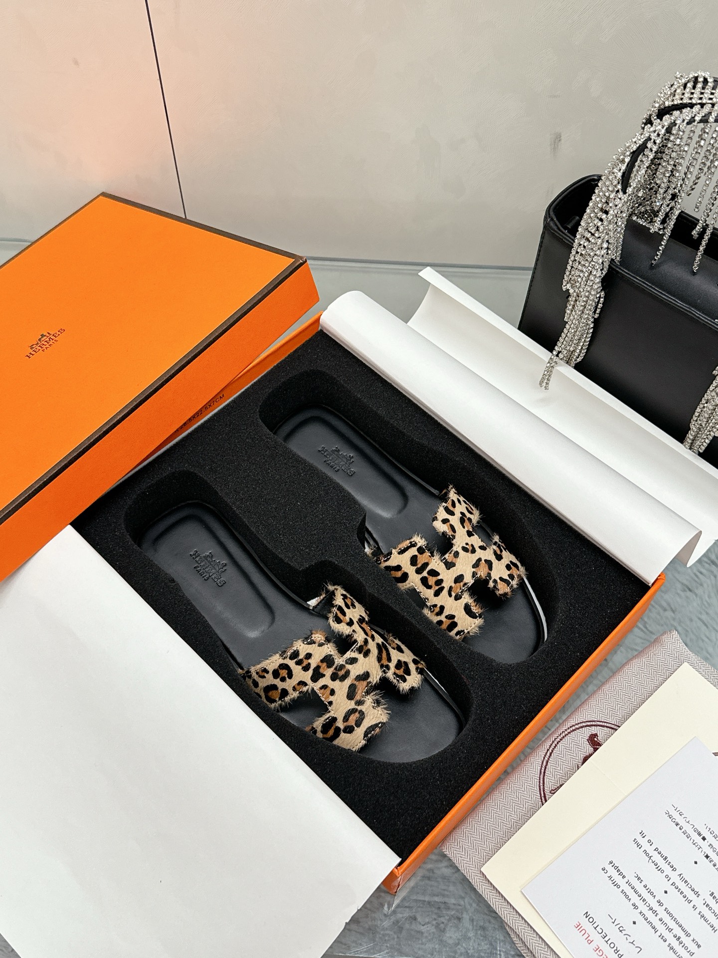 NO:262227,Hermès H tow all network advantages and the favorite model of foreign orders. Large factory hand-running model. Exquisite craftsmanship. Hermès H slippers. Hand-horse 2025 new colors, midsole all inclusive, brand new version (Hermès). Packaging upgrades, pattern workmanship materials upgrades. Market high-version pure handmade shoes. Top-grade product Hermès slippers. Size 35-40 (41 42 customized) Full set of exquisite packaging, slippers, hermes, hermes, slippers19860909爱马仕H拖全网优势放货外单最爱的一款 大厂手跑量款 精致工艺  爱马仕H拖鞋 手马毛 2025新色,中底全包,全新改版（Hermès） 包装升级,版型做工材料升级. 市场高版本纯手工鞋 顶级产品爱马仕拖鞋 码数35-40（41 42定制） 全套精美包装,拖鞋,hermes,hermes,slippers,Women's Shoes