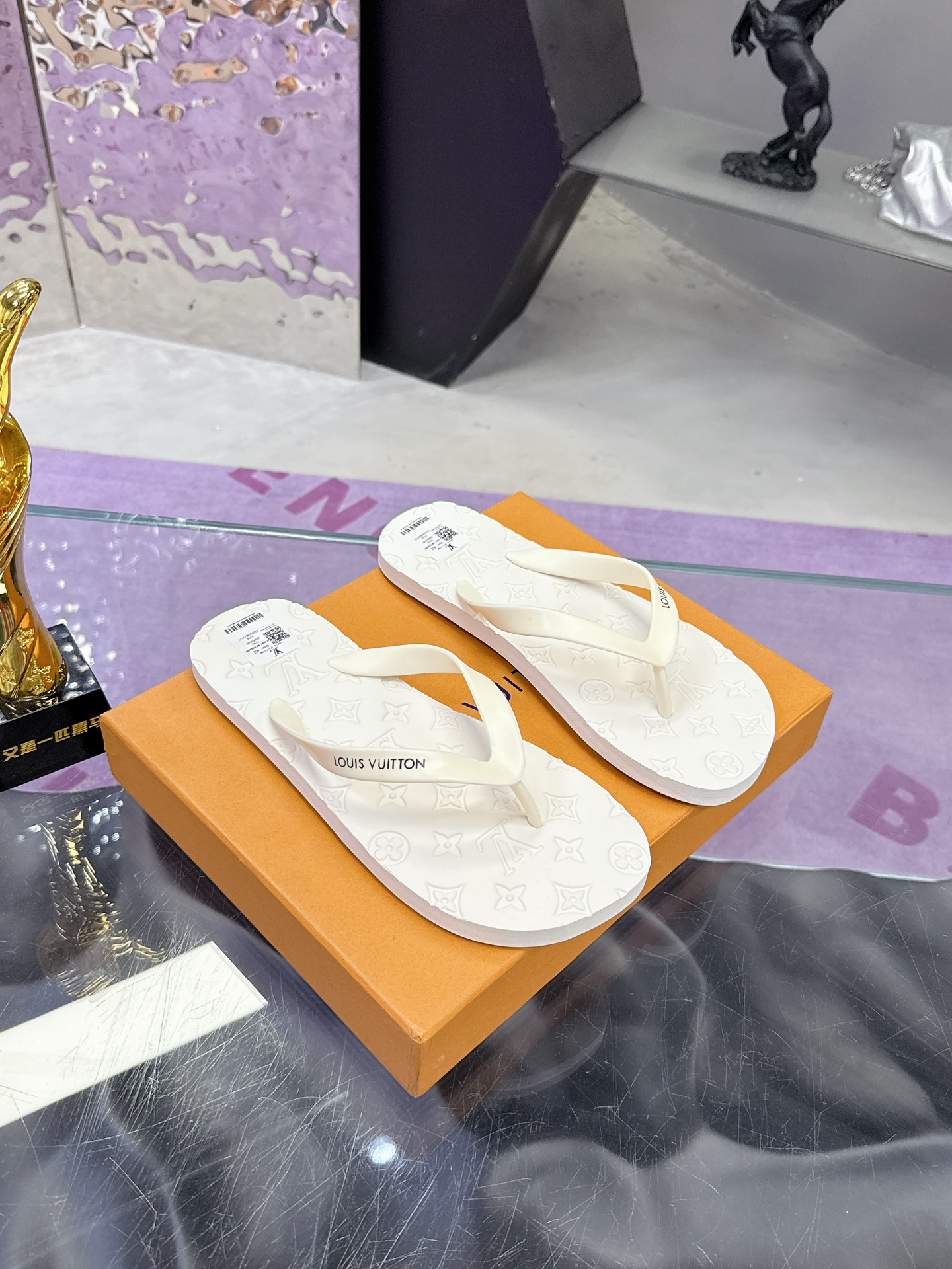 NO:266226,(Men's Size) lv-Louis Vuitton Flip Flops Slippers Series Favorites for Outdoor List New sandals, high-end boutique, exquisite embossed logo decoration on the upper, fine workmanship, super soft sole, casual, loose and comfortable, must-have in summer!  nsize38-44, split-toe shoes, louis vuitton, louis vuitton, slippers19860909（男码） lv-路易威登 人字拖 拖鞋系列 外单的最爱 新品凉拖鞋,高端精品,鞋面精致压花logo装饰,精细做工,鞋底超软,休闲宽松舒适型,夏季必入哦！ nsize38-44,分趾鞋,louis vuitton,louis vuitton,slippers,Women's Shoes