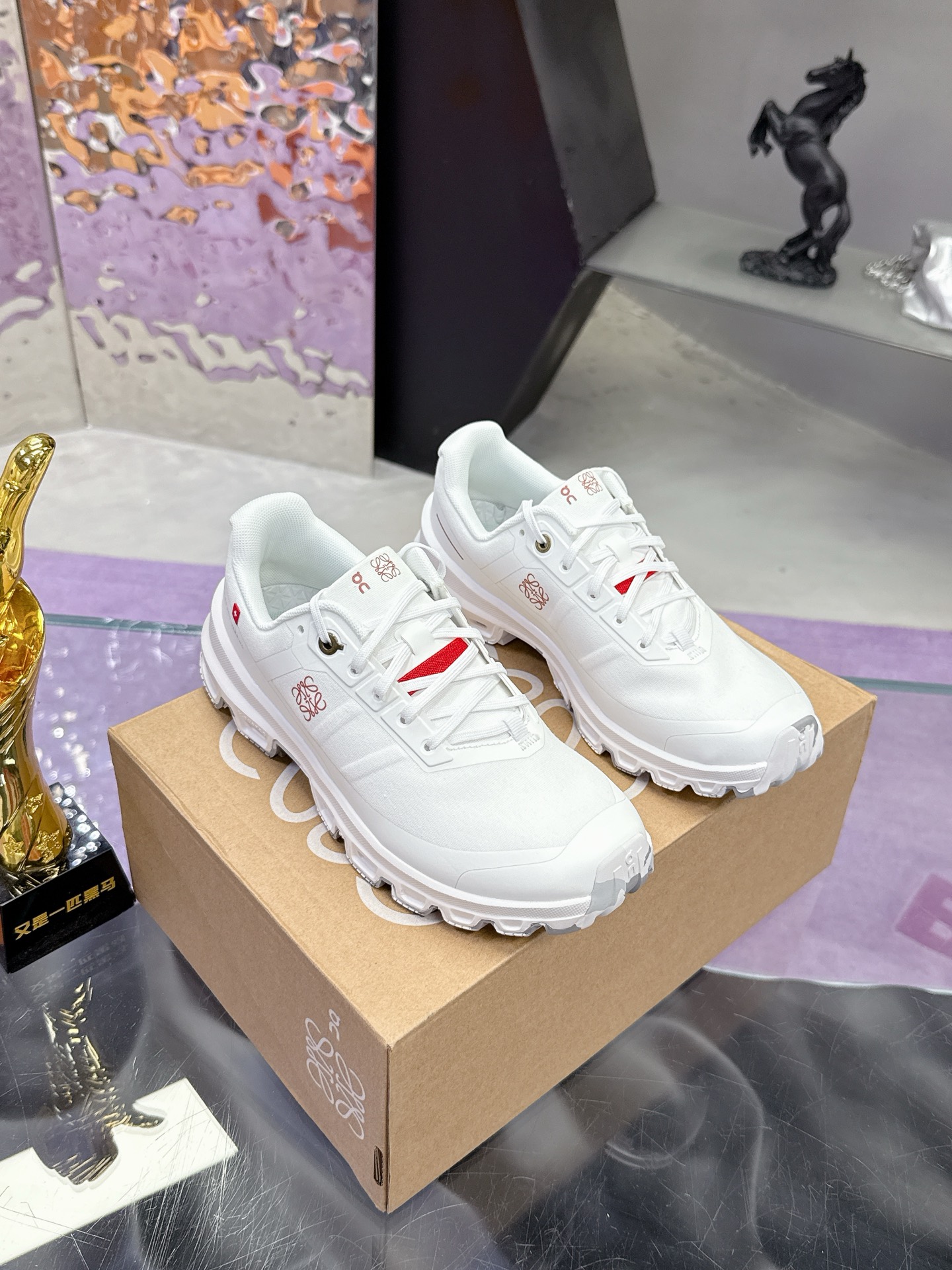 NO:349750,Real price 2025 Loewe joint 3.0 series has opened a new cioudtilt3.0 running shoes couples Loewe xon Loewe xon New collaboration series Fashion, the brand and Swiss high-performance sports brand On are designed for urban and outdoor life, fully demonstrating the technological quality that contains sustainable concepts. Made of recycled polyester fiber and mesh cloth, it uses exclusive soles, and the side of the shoe is printed with Loewe Loewe classic logo, decorated with full coverage seam details. This cooperation combines On Loewe professional technology and loewe's exquisite craftsmanship, and is used in the production and design, specially designed for urban life and outdoor sports. White is the main color (full package) Size 35-41 (four 41 customized) Male 39-45 (male 38.45 customized),,loewe,loewe19860909实价 2025昂跑罗意威联名3.0系列全新启幕 cioudtilt3.0跑鞋情侣款 罗意威 xon 昂跑全新合作系列 时尚,品牌与瑞士高性能运动品牌on携手打造的此系列作品专为城市与户外生活而设,充分彰显蕴含可持续理念的科技品质.由再生聚酯纤维和网眼布制成,采用独家鞋底,鞋侧印有loewe罗意威经典logo,饰有全覆盖贴缝细节.此次合作,将on昂跑专业技术和loewe罗意威的精湛工艺结合,运用在的制作和设计中,专为城市生活和户外运动打造. 白色为主色调（全套包装） 码数女35-41（女41定做）  男39-45（男38.45定做）,,loewe,loewe,Men's shoes