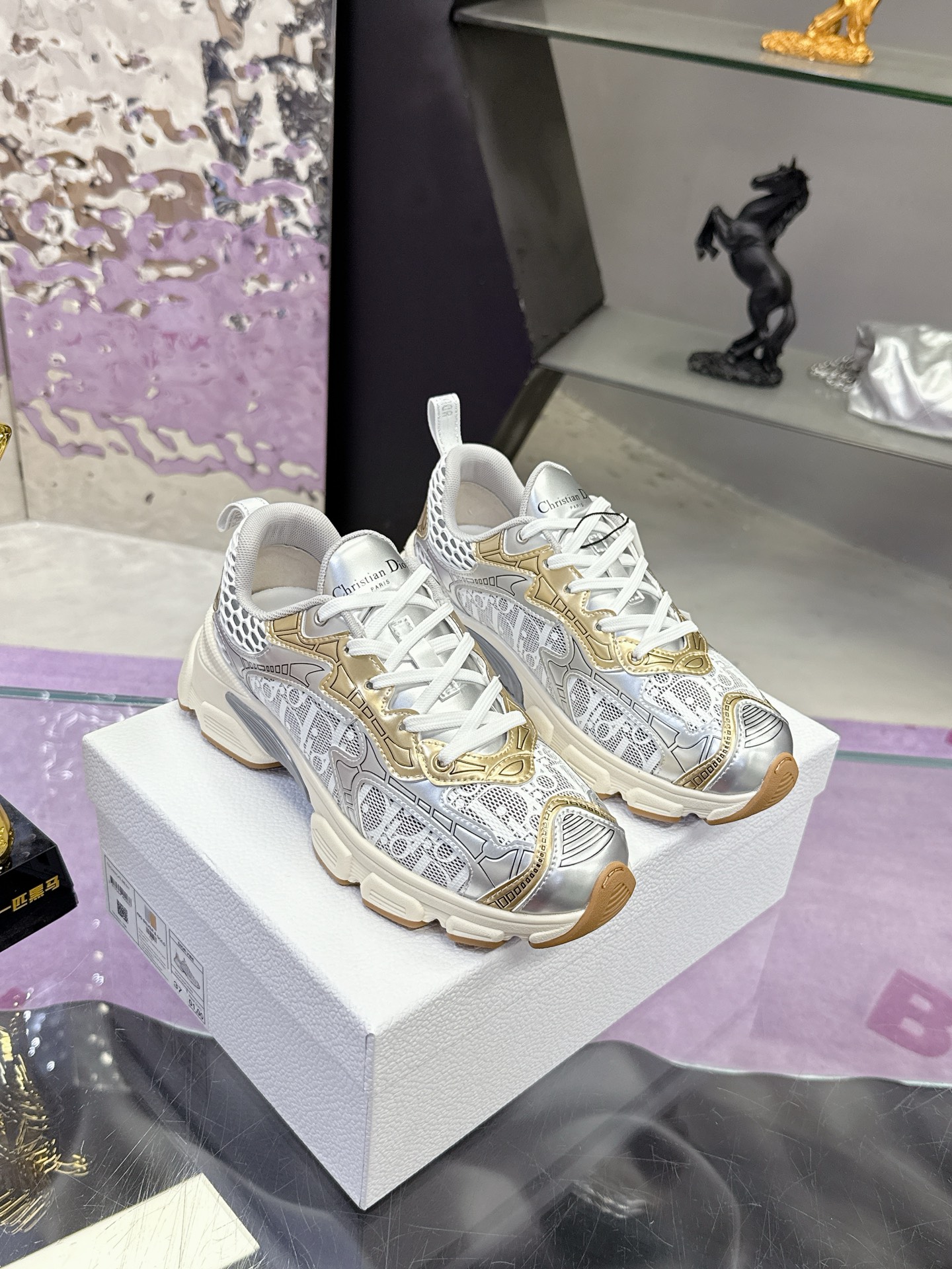 NO:265716,Couple model 35-40 39-44 Dior Chrono series sneakers Taikoo Hui RMB purchased and developed This Dior chrono sports shoes continue the long-lasting outline and are carefully made of mesh, so it will be particularly comfortable to wear. It is decorated with a special CD craft logo to enhance the style. The style is light and matched with the 