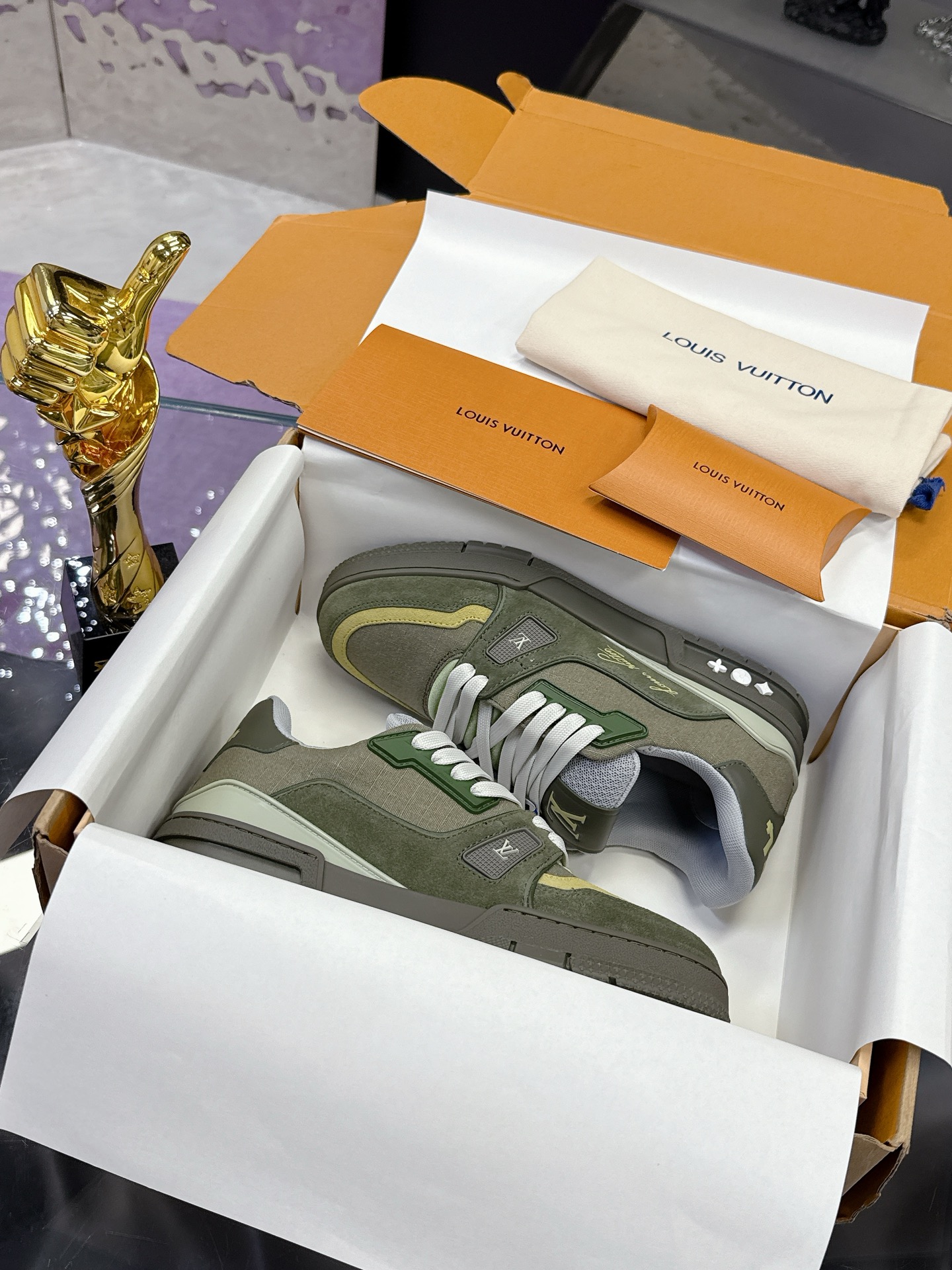 NO:346538,Real price, luxury full-set packaging, box in box (10) Certified 5 Louisville lv vuitton new casual shoes Virgil Abloh macaron series draws inspiration from retro basketball shoes to create the popular LVTraine sneakers. This shoe is made of grained cowhide leather imprinted with smooth cowhide leather to create a new classic design. Exclusive custom cowhide 1:1 All edge cutting tips are processed and coated according to the original steps Exclusive private mold Vuitton logo, shoelaces include NFC chips Customized silky mesh TPU combines the sole wear-resistant, non-slip, and yellow. The original mold opens the sole also hides Monogram flowers. The process is full-computer needle car pulling wire. Toe, back cover, hot and cold processing is set. Full set of pull-up sleeves. : 35-40 women  39-45 male, louis vuitton, louis vuitton,sneakers,cowhide19860909实价 豪华全套包装 盒中盒（10）  已认证5 路易威 lv vuitton新款休闲鞋 Virgil Abloh 马卡龙系列从复古篮球鞋汲取灵感,打造备受青睐的LVTraine 运动鞋.此款鞋履为粒面牛皮革压印标志性Monogram 图案,与光滑牛皮革共同成就新经典设计. 独家定制牛皮1:1 所有切边口都按照原版的步骤加工涂边 独家私模Vuitton 标识,鞋带 含NFC芯片 定制丝滑网里 TPU组合成底耐磨防滑防黄 原版开模大底也深藏着Monogram 花卉 流程全电脑针车拉线.鞋头,后套,冷热加工定型.全套拉帮套楦. : 35-40女 39-45男,,louis vuitton,louis vuitton,sneakers,cowhide,Men's shoes