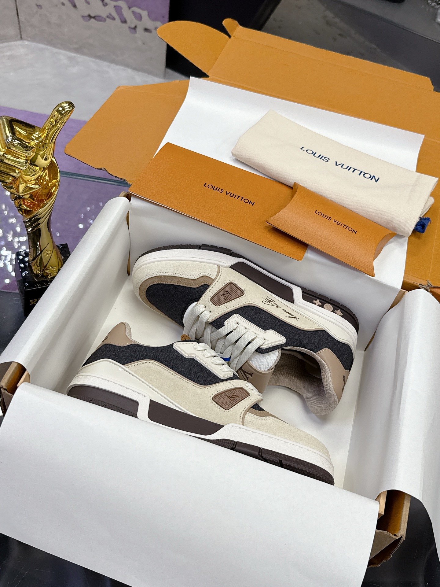 NO:423453,Luxury full set packaging box in box (10) Certified 5 Louisville lv vuitton new casual shoes Virgil Abloh macaron series draws inspiration from retro basketball shoes to create the popular LVTraine sneakers. This shoe is made of grained cowhide leather imprinted with smooth cowhide leather to create a new classic design. Exclusive custom cowhide 1:1 All edge cutting tips are processed and coated according to the original steps Exclusive private mold Vuitton logo, shoelaces include NFC chips Customized silky mesh TPU combines the sole wear-resistant, non-slip, and yellow. The original mold opens the sole also hides Monogram flowers. The process is full computer needle car pulling wire. Toe, back cover, hot and cold processing is set. Full set of pull-up sleeves. : 35-40 women  39-45 men, casual shoes/sports shoes, louis vuitton, louis vuitton, sneakers, cowhide19860909豪华全套包装 盒中盒（10）  已认证5 路易威 lv vuitton新款休闲鞋 Virgil Abloh 马卡龙系列从复古篮球鞋汲取灵感,打造备受青睐的LVTraine 运动鞋.此款鞋履为粒面牛皮革压印标志性Monogram 图案,与光滑牛皮革共同成就新经典设计. 独家定制牛皮1:1 所有切边口都按照原版的步骤加工涂边 独家私模Vuitton 标识,鞋带 含NFC芯片 定制丝滑网里 TPU组合成底耐磨防滑防黄 原版开模大底也深藏着Monogram 花卉 流程全电脑针车拉线.鞋头,后套,冷热加工定型.全套拉帮套楦. : 35-40女 39-45男,休闲鞋/运动鞋,louis vuitton,louis vuitton,sneakers,cowhide,Women's Shoes