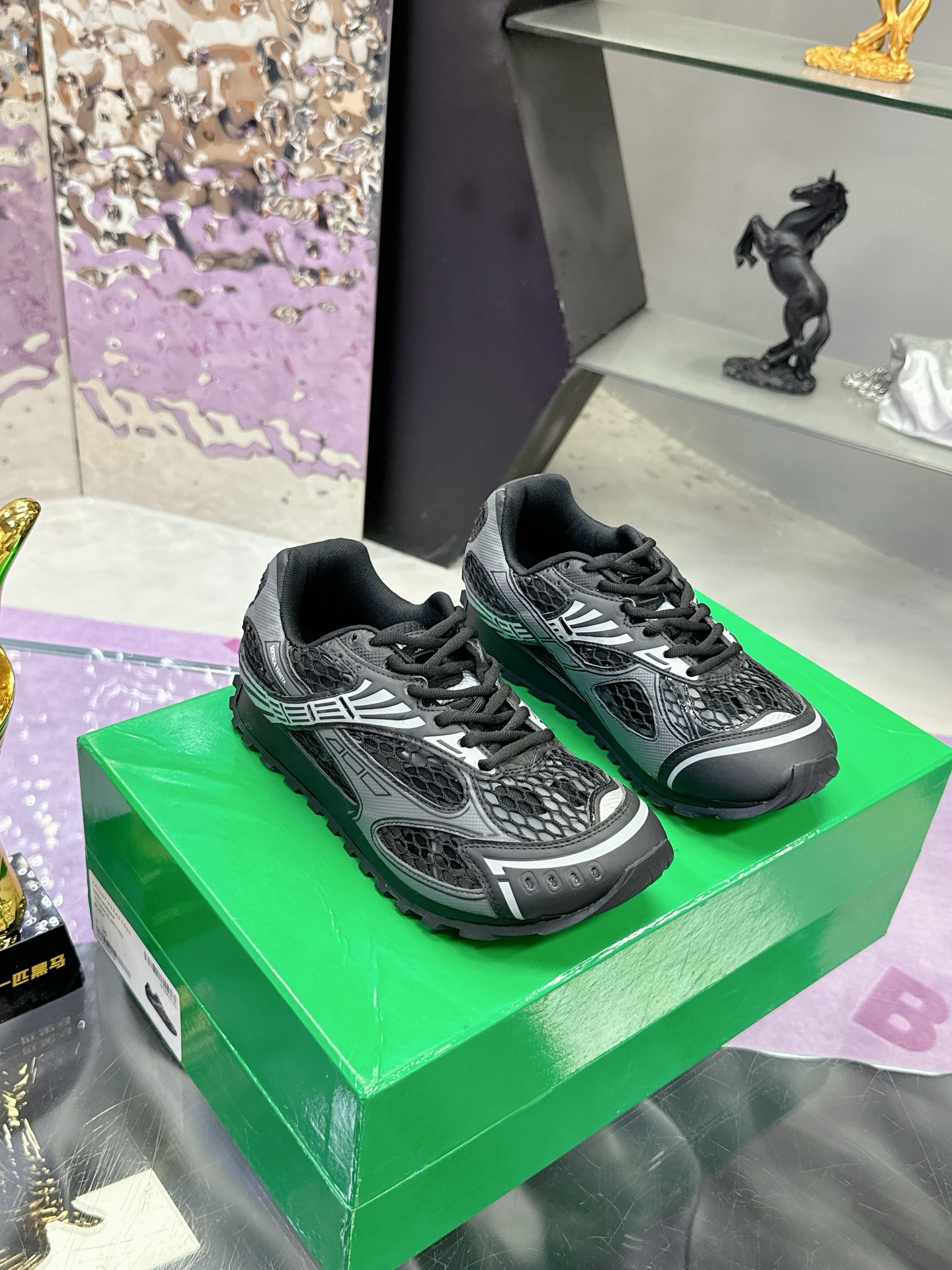 NO:346551,Real-price BV Orbit sneakers Wang Yibo Same style couple dad shoes Runner sneakers, using lightweight technology mesh fabric. Matched with geometric pattern, rubber outsole, accurate bagging technology, actually increase the height, still make the legs look thinner, very nice, play-resistant and bespoke, benchmarking and version bagging technology, accurate to higher version, outsole choose color-blocking TPU outsole, women's style 35 36 37 38 39 40 41 (40 41 customization) Men's style 39 40 41 42 43 44 45. (45-size customization) Configure original packaging,,bottega veneta,sneakers19860909实价 BV Orbit运动鞋 王一博 同款 情侣款老爹鞋 Runner运动鞋,采用轻质科技网布面料. 搭配几何图案设计橡胶外底 认准套包工艺  实际增高很多哦,还是一样显腿细 非常nice 耐玩耐造对标对版套包鞋工艺 认准高版本  大底选用拼色TPU大底 女款 35 36 37 38 39 40 41（40 41定制） 男款 39 40 41 42 43 44 45.(45码定制) 配置原版包装,,bottega veneta,sneakers,Men's shoes