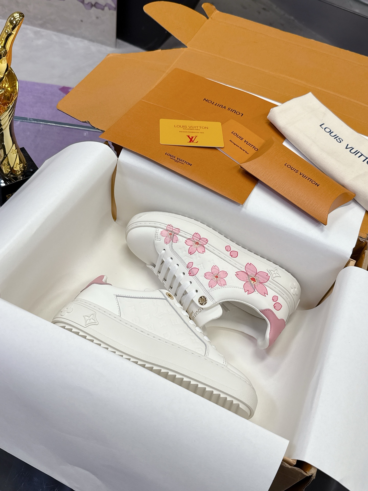NO:423501,The latest Lv white shoes series This Time Out sneakers are made of soft silk cowhide leather, and the side is lit with dazzling crystal embroidery. The LV logo is 3D Monogram flowers bloom on thick rubber outsole, and the inscription eyelets add exquisite details. They are suitable for both day and night. Women's size 35-40, casual shoes/sports shoes, louis vuitton, sneakers, cowhide19860909最新款Lv小白鞋 系列 本款 Time Out 运动鞋选用柔软丝绸牛皮革,以耀目水晶刺绣点亮侧面 LV 标识 3D Monogram 花卉绽放于加厚橡胶外底,铭纹孔眼再添精致细节.昼夜场合皆宜 女码35-40,休闲鞋/运动鞋,louis vuitton,sneakers,cowhide,Women's Shoes