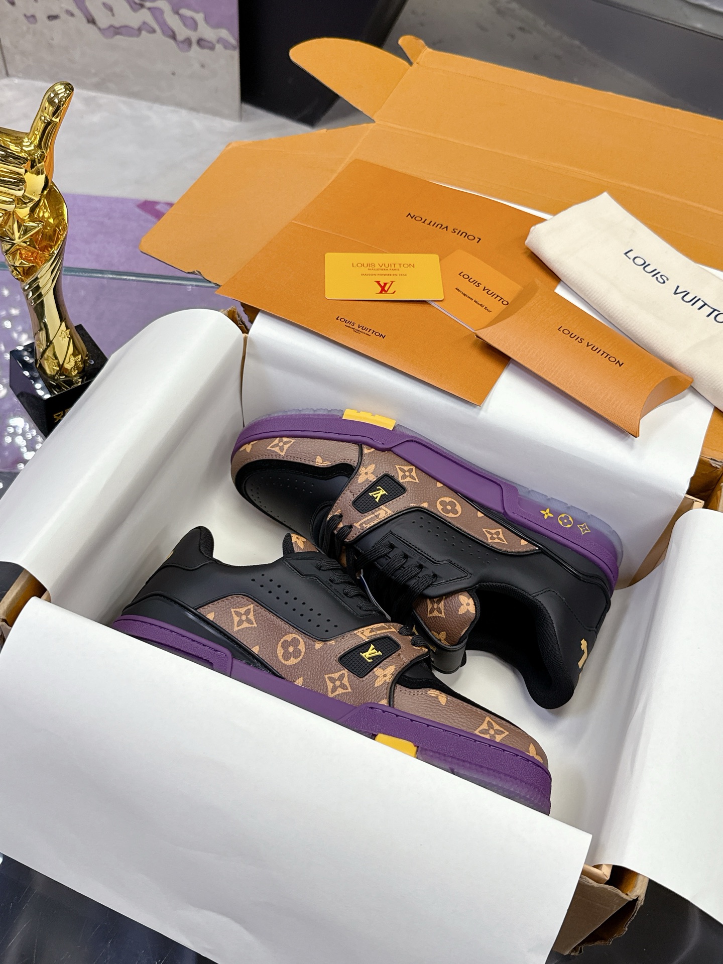 NO:423456,Louis Vuitton is a hit product from Donkey!  Trainer shoes, something that everyone must buy, and you will never regret it!  Super versatile and high-end!  All kinds of clothes are easy to match. The most important thing is super attractive. The top OEM factory process is super strict!  The materials are all top cowhide custom-made overseas, and the texture of the leather is the original feeling. It is super high-end, especially the patterns that come out when the shoes are bent, which is completely zp-like!  The outsole is also customized by our private model, exclusive control, the entire font and concave and concave feeling are difficult to distinguish between true and false. Size#Women 35-41 #Men 38-46 (Women 40 41 Male 45 46 Customized, no return or exchange), casual shoes/sports shoes, louis vuitton, louis vuitton, louis vuitton, sneakers, cowhide19860909Louis Vuitton 驴家的爆款！trainer板鞋,每个人都必须入的款,绝不后悔！ 超级百搭高级！什么衣服都好搭.最主要是超耐看的. 顶级代工厂制程超严格！材料都是海外定制的顶级牛皮,皮纹质感都是原版的感觉 超高级,特别是鞋子折弯的时候出来的纹路,完完全全就是zp的感觉！ 大底也是我们私模定制的,独家把控,整个字体和凹凸感,真假难辨. Size#女35-41 #男38-46（女40 41 男45 46 定做不退换）,休闲鞋/运动鞋,louis vuitton,louis vuitton,louis vuitton,sneakers,cowhide,Women's Shoes