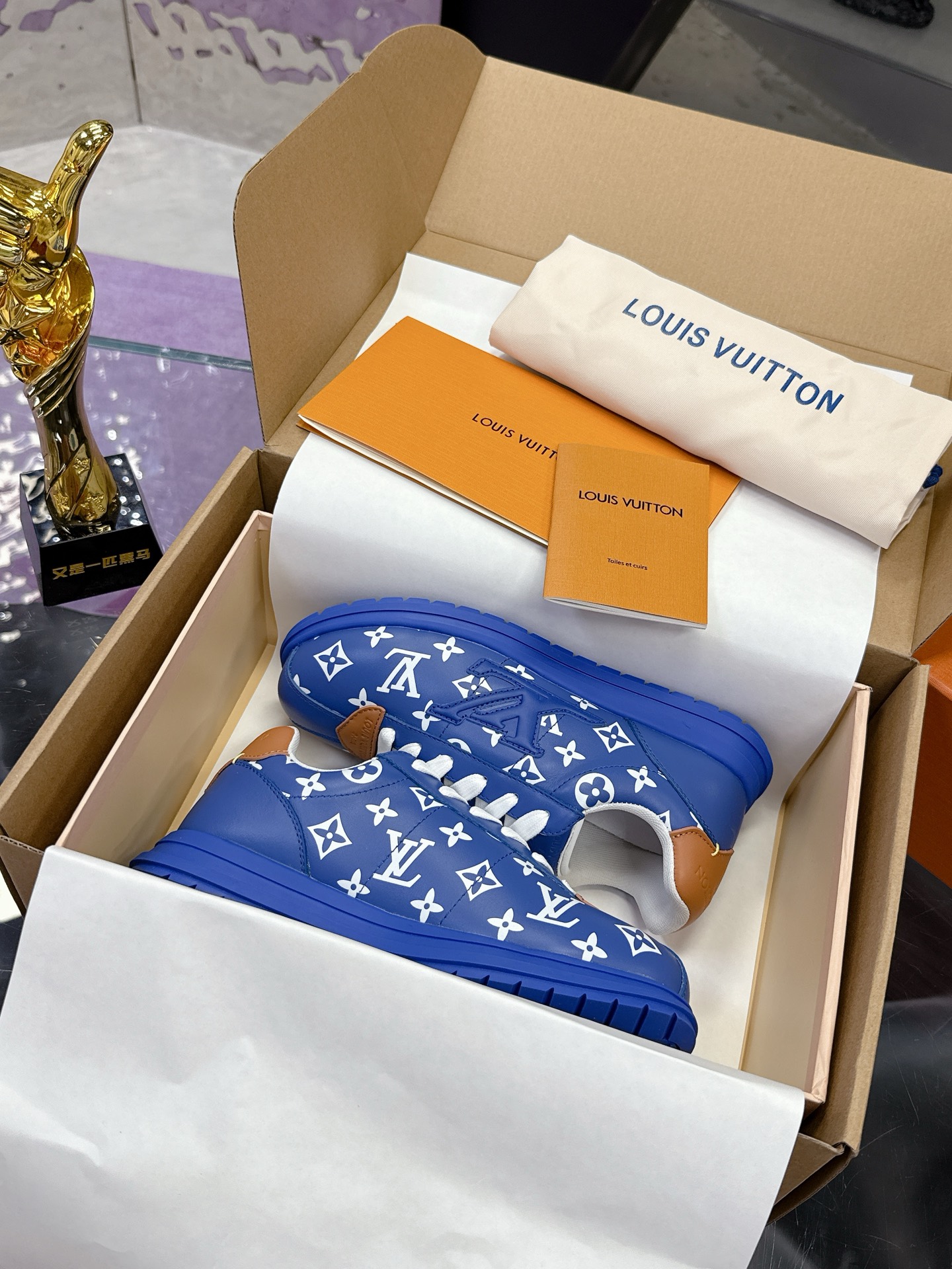 NO:423515,Official synchronization Forrest Gump shoes latest released Couple style European and American counters are launched Lv Louis Vuitton (LV) brand. LV is a famous French luxury brand founded in Paris in 1854. It is famous for its exquisite craftsmanship and classic Monogram patterns. Its products cover leather goods, fashion, shoes, accessories and other fields. It has a high status and wide influence in the fashion industry. These shoes are rich in color, some with brand iconic patterns, showing the brand's unique fashion style. It is information that it may be a new 2025 model related to Philippine Dong. Couple style size 36 - 45. Full set of packaging, casual shoes/sports shoes, louis vuitton, louis vuitton, louis vuitton, louis vuitton, louis vuitton, louis vuitton, sneakers19860909官方同步 阿甘鞋 最新出炉 情侣款 欧美专柜上线 Lv路易威登（Louis Vuitton,简称LV）品牌的.LV是法国著名奢侈品品牌,1854年创立于巴黎 ,以精湛工艺、经典Monogram图案闻名,产品涵盖皮具、时装、鞋履、配饰等多个领域,在时尚界拥有极高的地位和广泛影响力 .这些鞋子色彩丰富,部分带有品牌标志性图案,展现出品牌独特的时尚风格. 有信息称可能是菲董相关的2025年新款 情侣款尺码36 - 45码 全套包装,休闲鞋/运动鞋,louis vuitton,louis vuitton,louis vuitton,sneakers,Women's Shoes