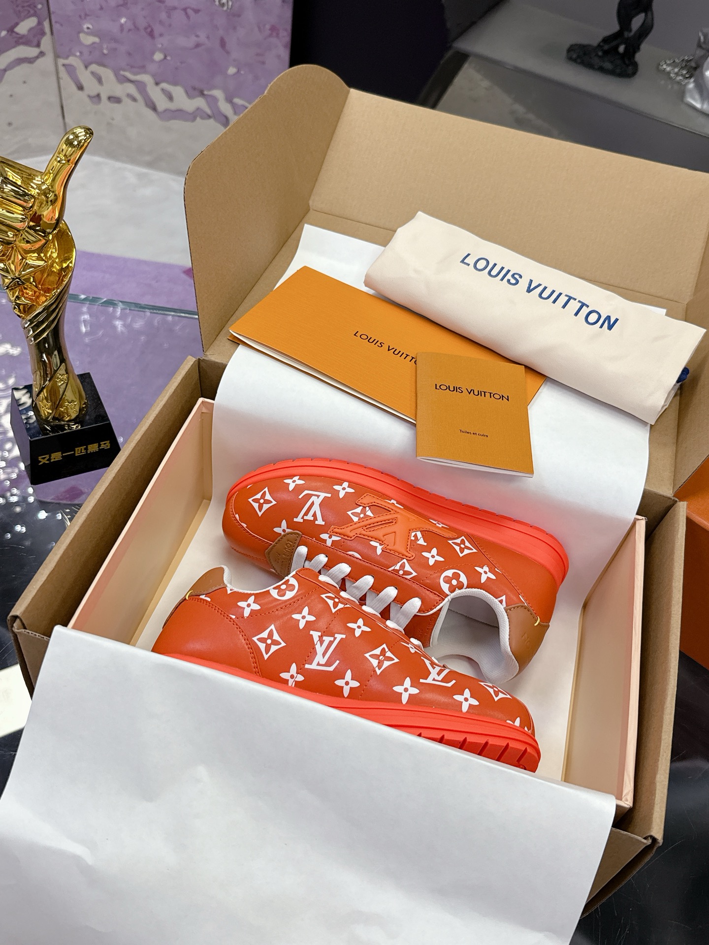 NO:423448,Official synchronization Forrest Gump shoes are released. Couple styles. European and American counters are launched. Lv Louis Vuitton (LV) brand. LV is a famous French luxury brand. It was founded in Paris in 1854. It is famous for its exquisite craftsmanship and classic Monogram patterns. Its products cover leather goods, fashion, shoes, accessories and other fields. It has a high status and wide influence in the fashion industry. These shoes are rich in color, and some have the brand's iconic patterns, showing the brand's unique fashion style. It is said that it may be a new 2025 model related to Philippine Dong. Couple style size 36 - 45. Full set of packaging, casual shoes/sports shoes, louis vuitton, louis vuitton, louis vuitton, louis vuitton, louis vuitton, louis vuitton, sneakers19860909官方同步 阿甘鞋最新出炉 情侣款 欧美专柜上线 Lv路易威登（Louis Vuitton,简称LV）品牌的.LV是法国著名奢侈品品牌,1854年创立于巴黎 ,以精湛工艺、经典Monogram图案闻名,产品涵盖皮具、时装、鞋履、配饰等多个领域,在时尚界拥有极高的地位和广泛影响力 .这些鞋子色彩丰富,部分带有品牌标志性图案,展现出品牌独特的时尚风格. 有信息称可能是菲董相关的2025年新款 情侣款尺码36 - 45码 全套包装,休闲鞋/运动鞋,louis vuitton,louis vuitton,louis vuitton,sneakers,Women's Shoes