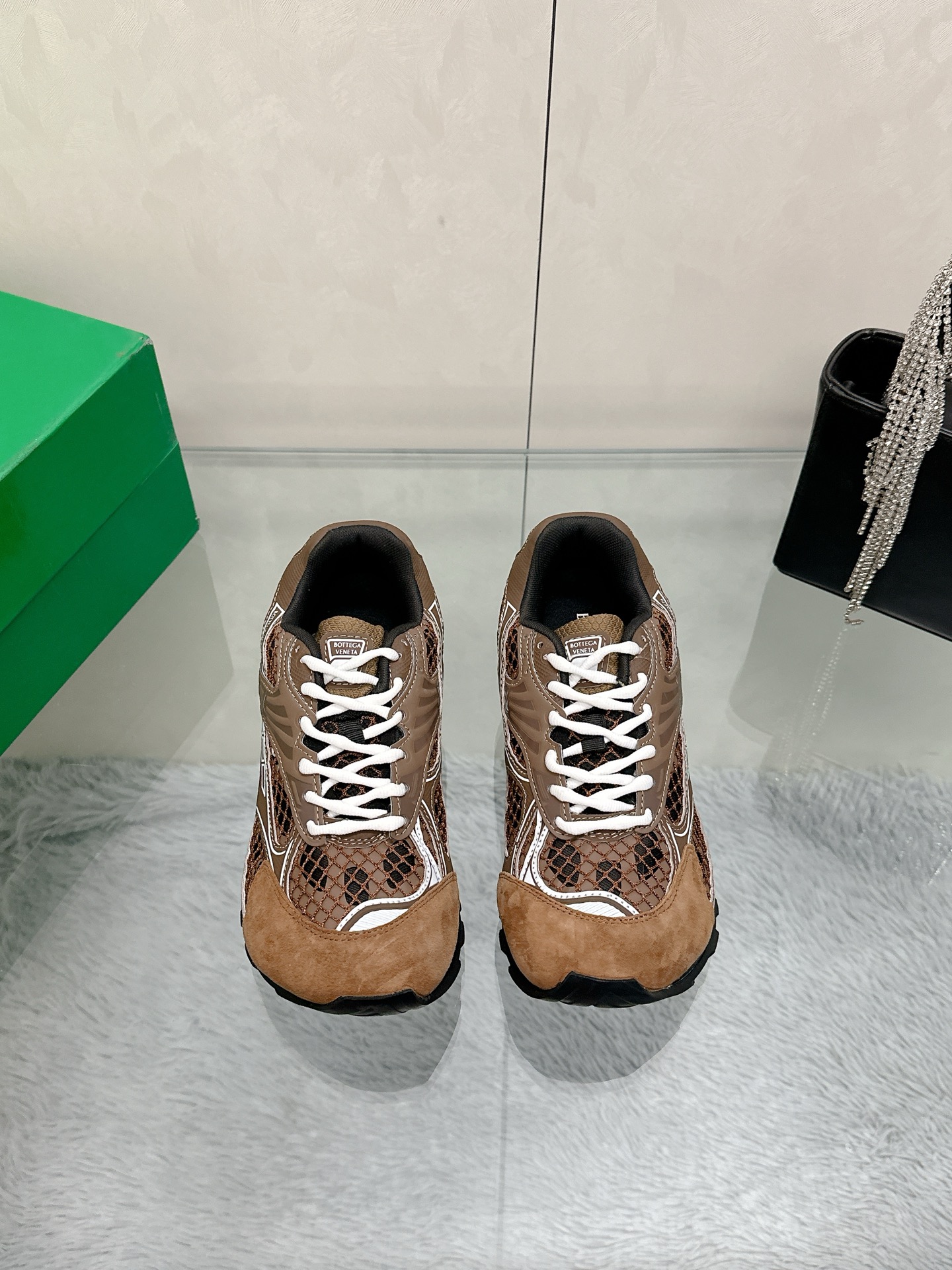 NO:382559,BV Orbit sneakers Wang Yibo Same style couple dad shoes Runner sneakers, using lightweight technology mesh fabric. Matched with geometric pattern, rubber outsole, accurate bagging technology, actually increase the height, still make the legs look thinner, very nice, play-resistant and bespoke, benchmarking and version bagging technology, accurate for higher version, color-blocking TPU outsole, women's style 35 36 37 38 39 40 41 (40 41 customization) Men's style 39 40 41 42 43 44 45. (45 size customization) Configure original packaging, casual shoes/sports shoes, bottega veneta, sneakers19860909BV Orbit运动鞋 王一博 同款 情侣款老爹鞋 Runner运动鞋,采用轻质科技网布面料. 搭配几何图案设计橡胶外底 认准套包工艺  实际增高很多哦,还是一样显腿细 非常nice 耐玩耐造对标对版套包鞋工艺 认准高版本  大底选用拼色TPU大底 女款 35 36 37 38 39 40 41（40 41定制） 男款 39 40 41 42 43 44 45.(45码定制) 配置原版包装,休闲鞋/运动鞋,bottega veneta,sneakers,Women's Shoes