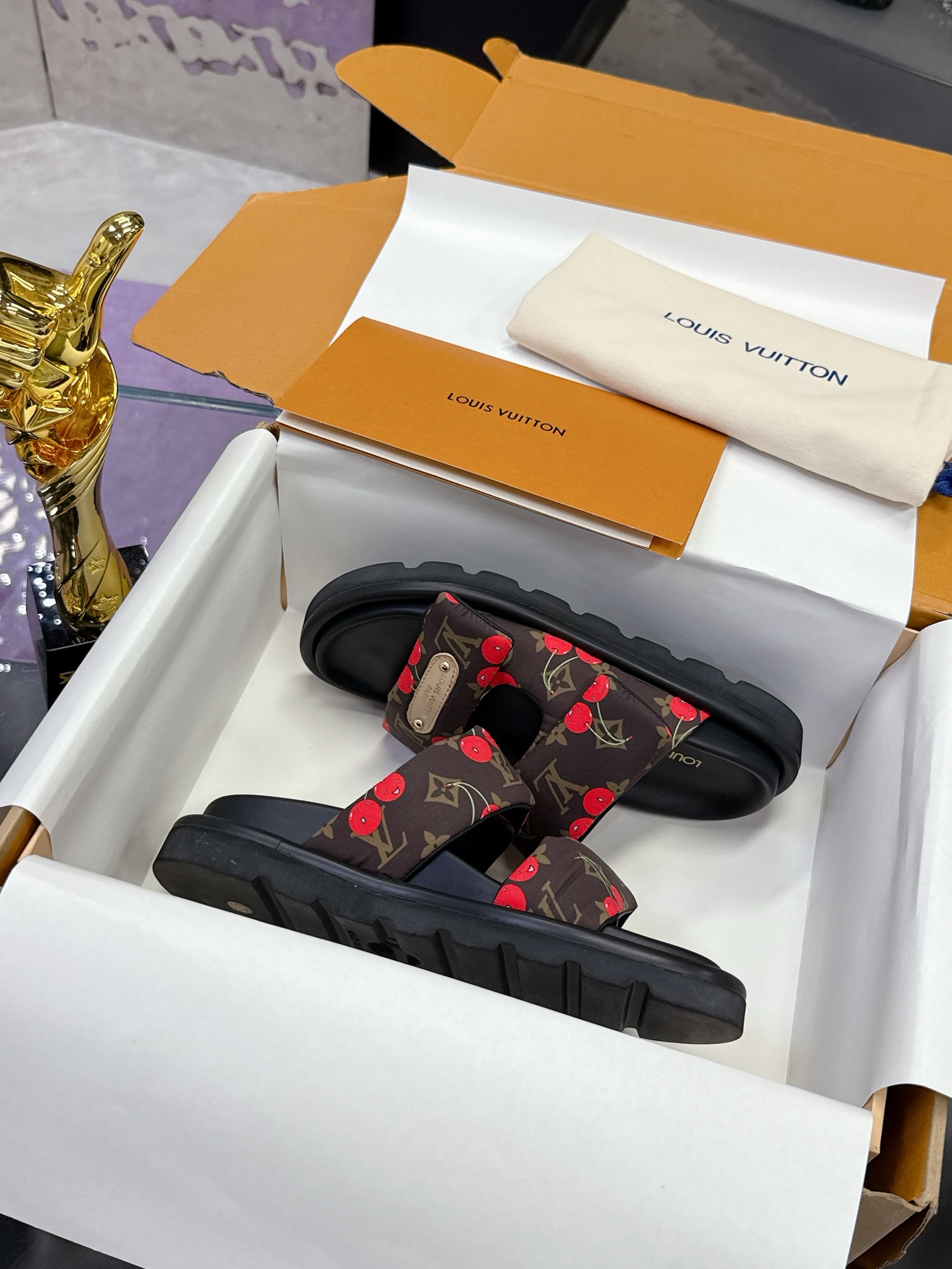 NO:413186,LV hits the same size as men and women, 35-44, couples, Louis Vuitton bread rolls, another hit. The super hottest presbyopia slippers, which is the peak, the foot feeling of the presbyopia slippers, soft and super comfortable, popular little red book, high-end lazy style... There is no pair of ugly slippers in summer, which is soulless. Let's plant grass today. 25 The rainbow color of the spring is so suitable for this summer. The full and fluffy effect of the relief silk design is particularly good. I fell in love with it for no reason. The sole increases by 3 cm. The NICE Velcro design is wide and can make your feet look thin and beautiful. I love it in summer!  !  This design is so fashionable and the cool style can be matched!  !  Size female 35-40 male 39-44, slippers, louis vuitton, louis vuitton, slippers19860909LV爆款男女同款码数35-44 情侣码  路易威登面包拖 又一爆款 LV一出即巅峰的超爆款的老花拖鞋面包的脚感 软绵绵的超舒服 火爆小红书 高级慵懒风.... 夏天没有一双丑拖鞋是没有灵魂的 今天就来种草了 25开春彩虹色太适合这个夏季了显高级 感 浮雕丝绸设计饱满蓬蓬的效果特别有好感 显白莫名其妙的爱上了. 鞋底立增3公分, NICE 魔术贴的设计宽宽的可以显的脚好瘦好好看 夏天最爱！！ 这个设计太时尚了 酷酷的风格也可以搭配！！ Size女35-40 男39-44,拖鞋,louis vuitton,louis vuitton,slippers,Women's Shoes