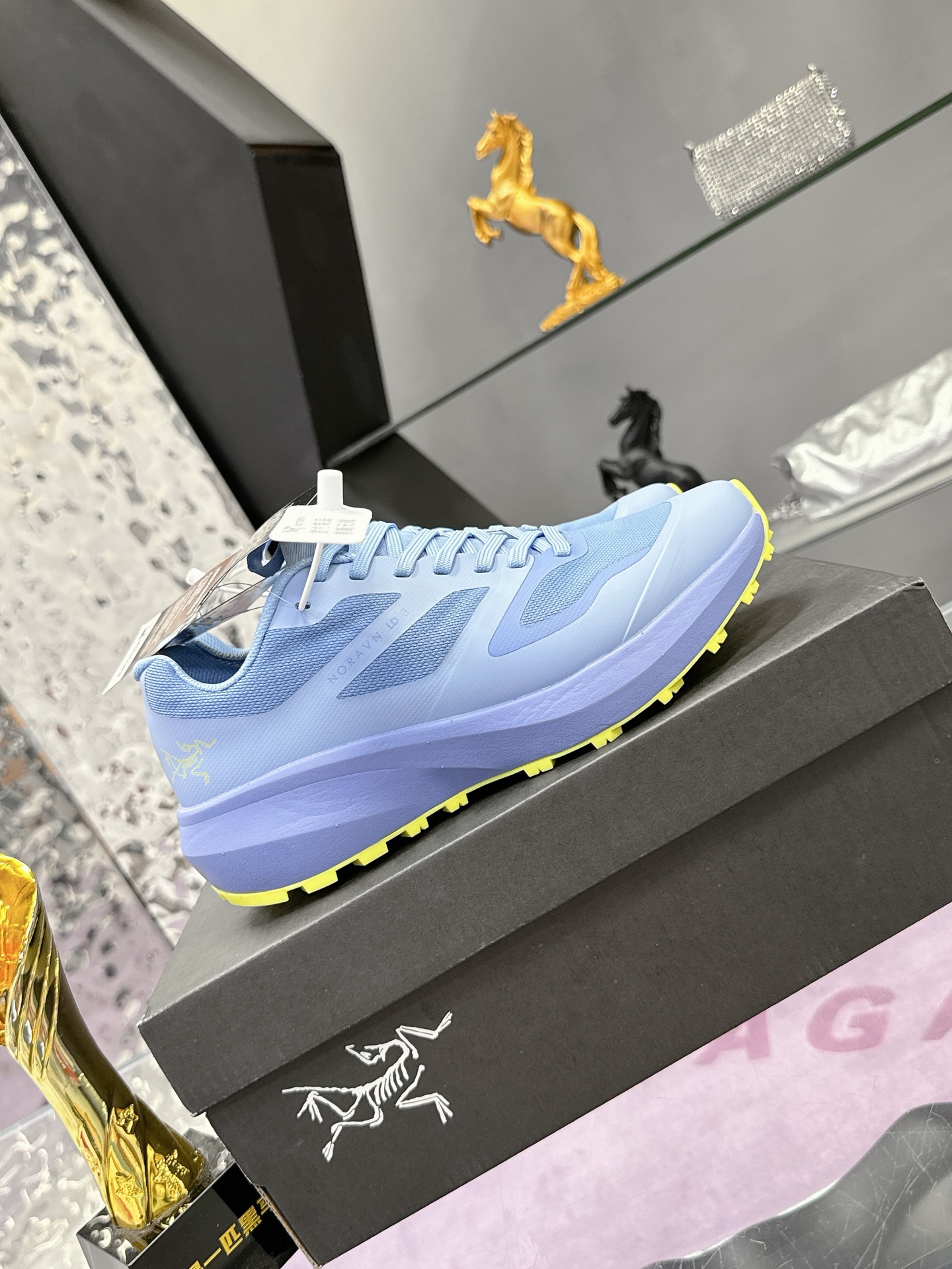 工厂价：410
广州版本 始祖鸟  高版本（防水系列）
ARC'TERYX/始祖鸟  最新款 👍NORVAN LD 3 gore-tex防水户外越野跑鞋 登山鞋系列❤️
轻量级设计，每一步都如风般自由。所有脚型都能的完美贴合，无论山川湖海，都如履平地。GORE-TEX防水技术，让水分不再是阻碍，即使在潮湿的野外环境，也能保持双脚的千爽。🇨🇳
大耐磨防滑，给你在多变地形上的稳固抓地力。
配套盒中盒 飞机盒包装
官方码数36-45