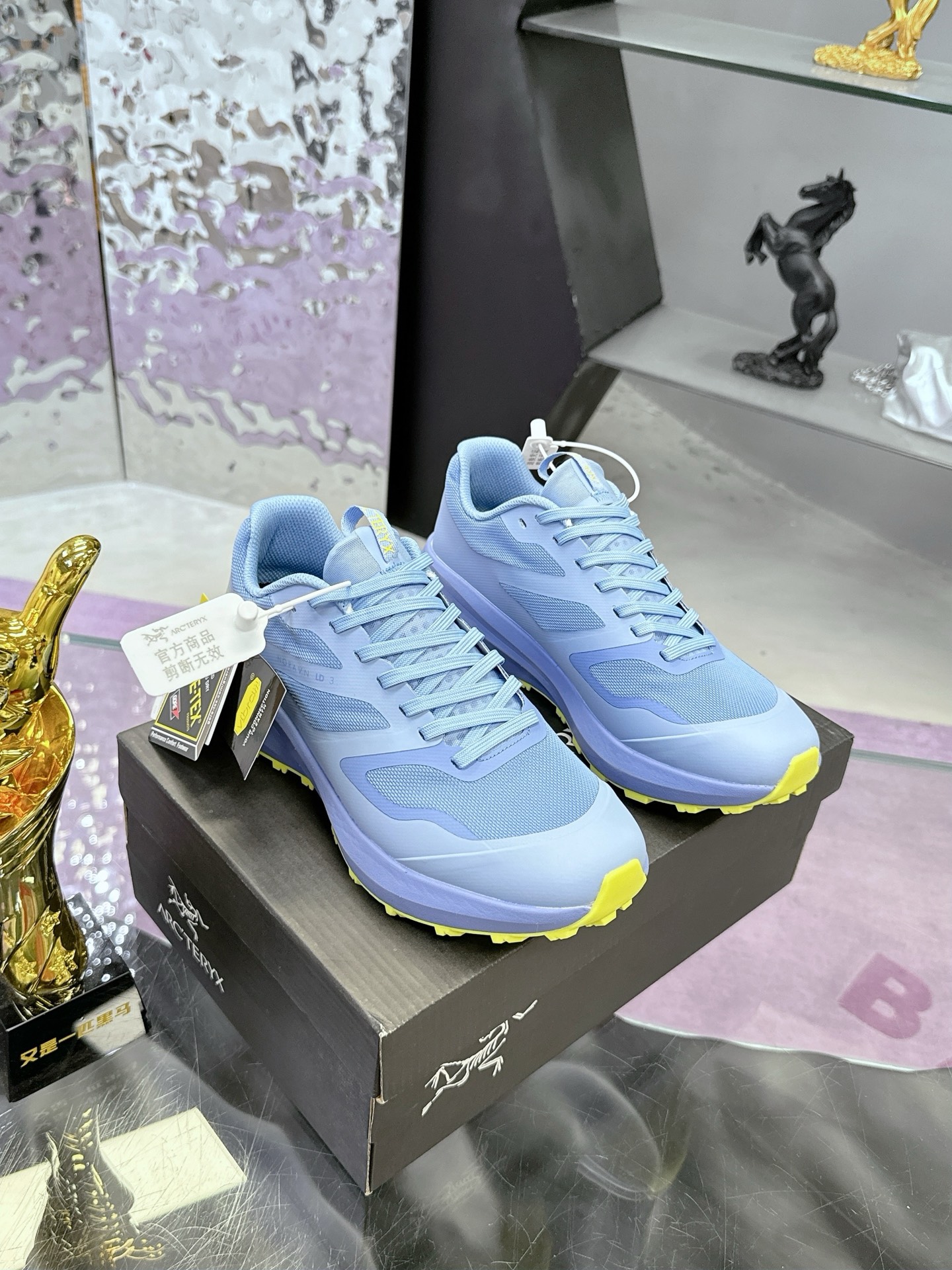 工厂价：410
广州版本 始祖鸟  高版本（防水系列）
ARC'TERYX/始祖鸟  最新款 👍NORVAN LD 3 gore-tex防水户外越野跑鞋 登山鞋系列❤️
轻量级设计，每一步都如风般自由。所有脚型都能的完美贴合，无论山川湖海，都如履平地。GORE-TEX防水技术，让水分不再是阻碍，即使在潮湿的野外环境，也能保持双脚的千爽。🇨🇳
大耐磨防滑，给你在多变地形上的稳固抓地力。
配套盒中盒 飞机盒包装
官方码数36-45