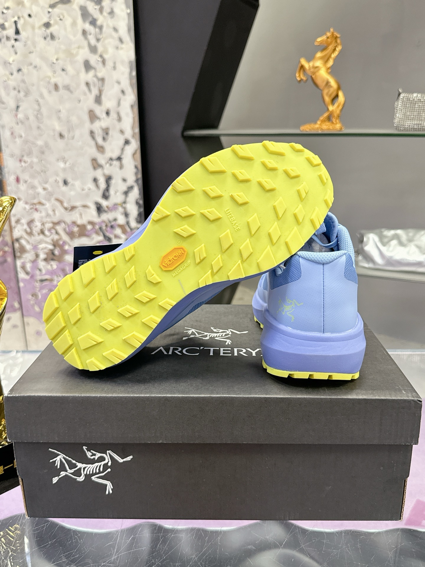 工厂价：410
广州版本 始祖鸟  高版本（防水系列）
ARC'TERYX/始祖鸟  最新款 👍NORVAN LD 3 gore-tex防水户外越野跑鞋 登山鞋系列❤️
轻量级设计，每一步都如风般自由。所有脚型都能的完美贴合，无论山川湖海，都如履平地。GORE-TEX防水技术，让水分不再是阻碍，即使在潮湿的野外环境，也能保持双脚的千爽。🇨🇳
大耐磨防滑，给你在多变地形上的稳固抓地力。
配套盒中盒 飞机盒包装
官方码数36-45
