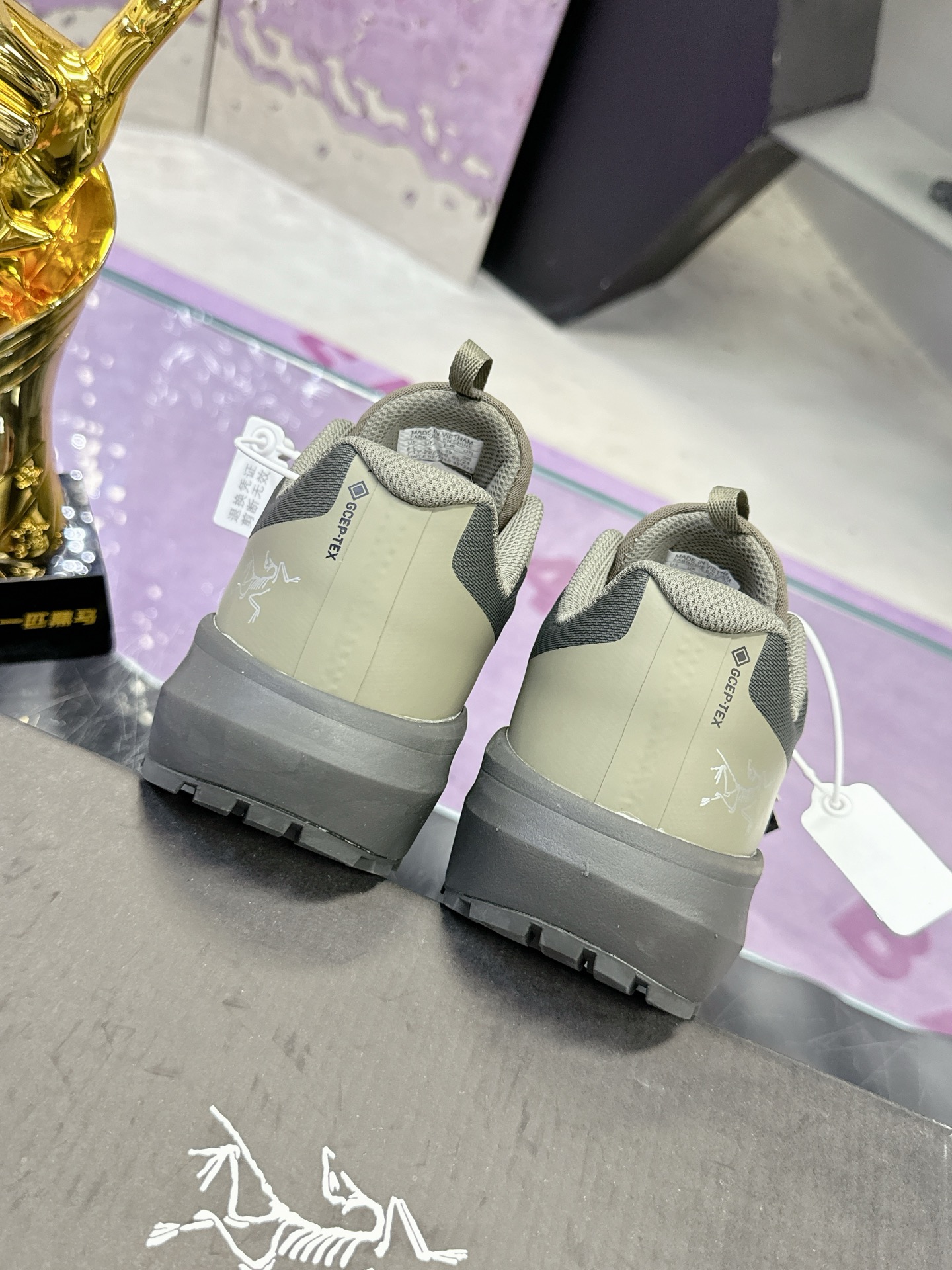 工厂价：410
广州版本 始祖鸟  高版本（防水系列）
ARC'TERYX/始祖鸟  最新款 👍NORVAN LD 3 gore-tex防水户外越野跑鞋 登山鞋系列❤️
轻量级设计，每一步都如风般自由。所有脚型都能的完美贴合，无论山川湖海，都如履平地。GORE-TEX防水技术，让水分不再是阻碍，即使在潮湿的野外环境，也能保持双脚的千爽。🇨🇳
大耐磨防滑，给你在多变地形上的稳固抓地力。
配套盒中盒 飞机盒包装
官方码数36-45