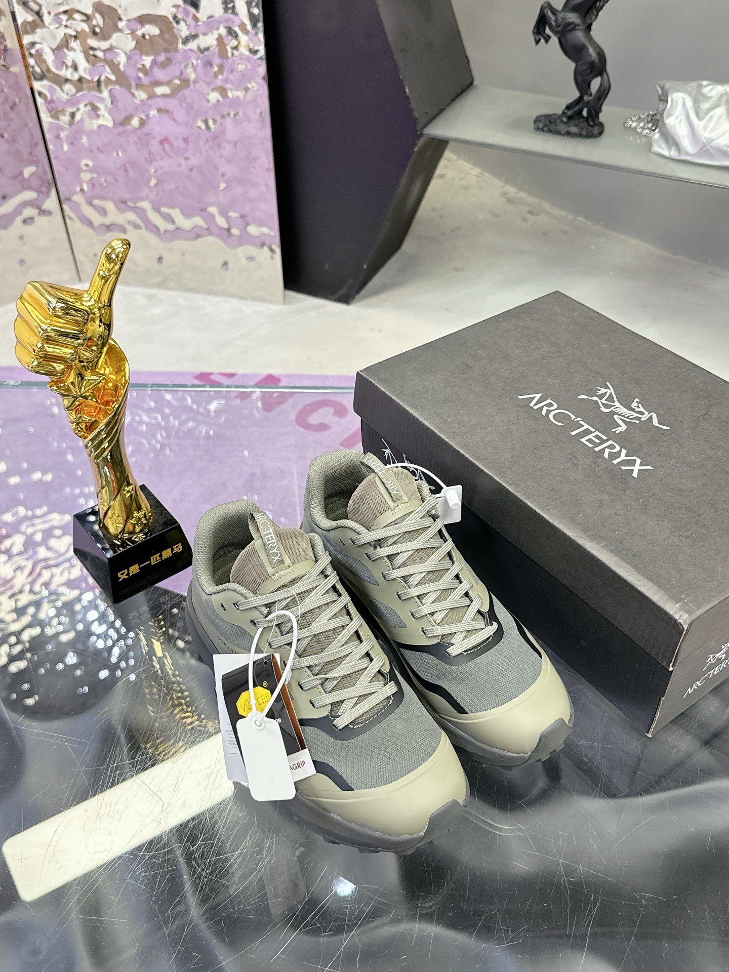 工厂价：410
广州版本 始祖鸟  高版本（防水系列）
ARC'TERYX/始祖鸟  最新款 👍NORVAN LD 3 gore-tex防水户外越野跑鞋 登山鞋系列❤️
轻量级设计，每一步都如风般自由。所有脚型都能的完美贴合，无论山川湖海，都如履平地。GORE-TEX防水技术，让水分不再是阻碍，即使在潮湿的野外环境，也能保持双脚的千爽。🇨🇳
大耐磨防滑，给你在多变地形上的稳固抓地力。
配套盒中盒 飞机盒包装
官方码数36-45