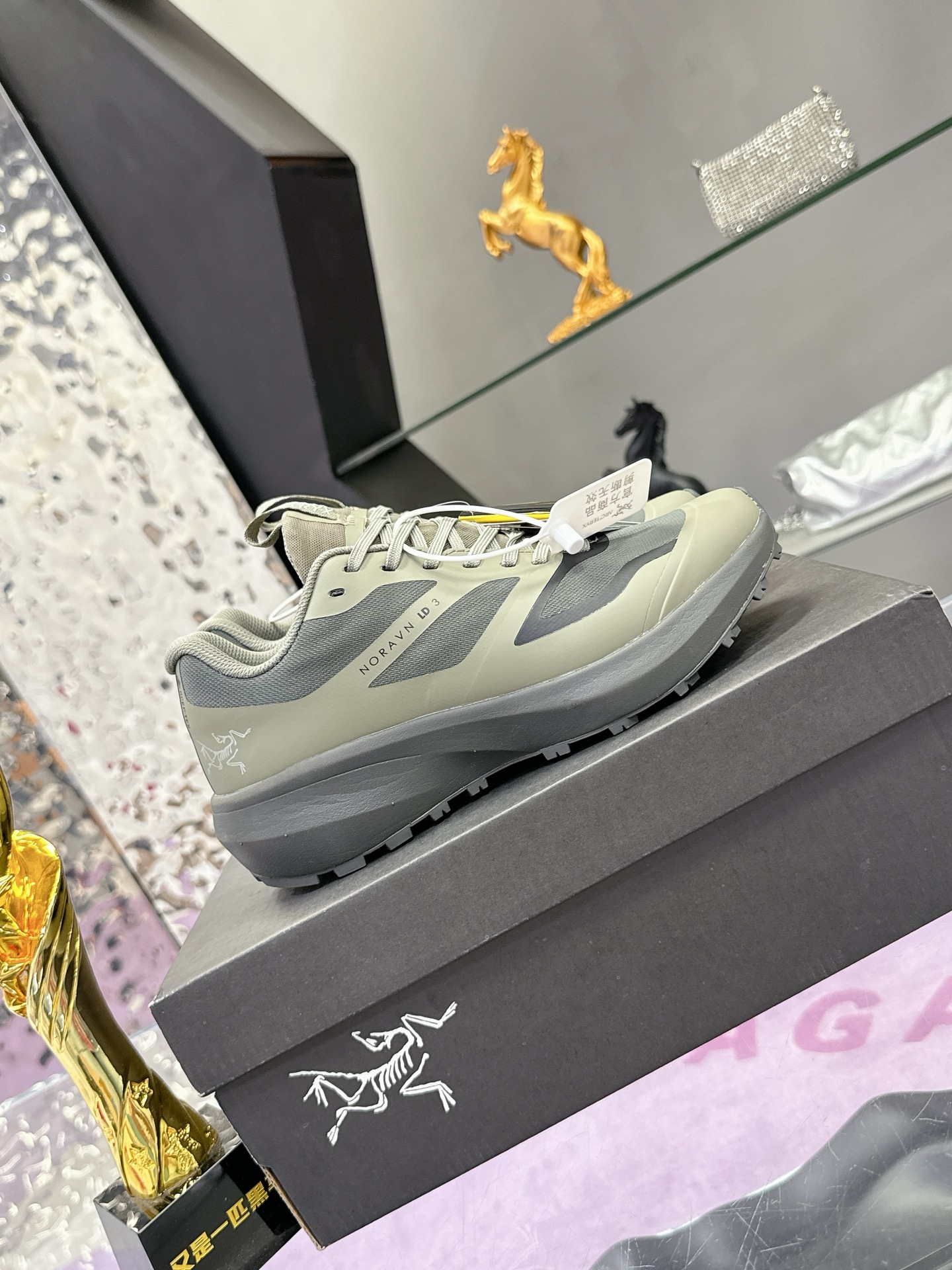 工厂价：410
广州版本 始祖鸟  高版本（防水系列）
ARC'TERYX/始祖鸟  最新款 👍NORVAN LD 3 gore-tex防水户外越野跑鞋 登山鞋系列❤️
轻量级设计，每一步都如风般自由。所有脚型都能的完美贴合，无论山川湖海，都如履平地。GORE-TEX防水技术，让水分不再是阻碍，即使在潮湿的野外环境，也能保持双脚的千爽。🇨🇳
大耐磨防滑，给你在多变地形上的稳固抓地力。
配套盒中盒 飞机盒包装
官方码数36-45