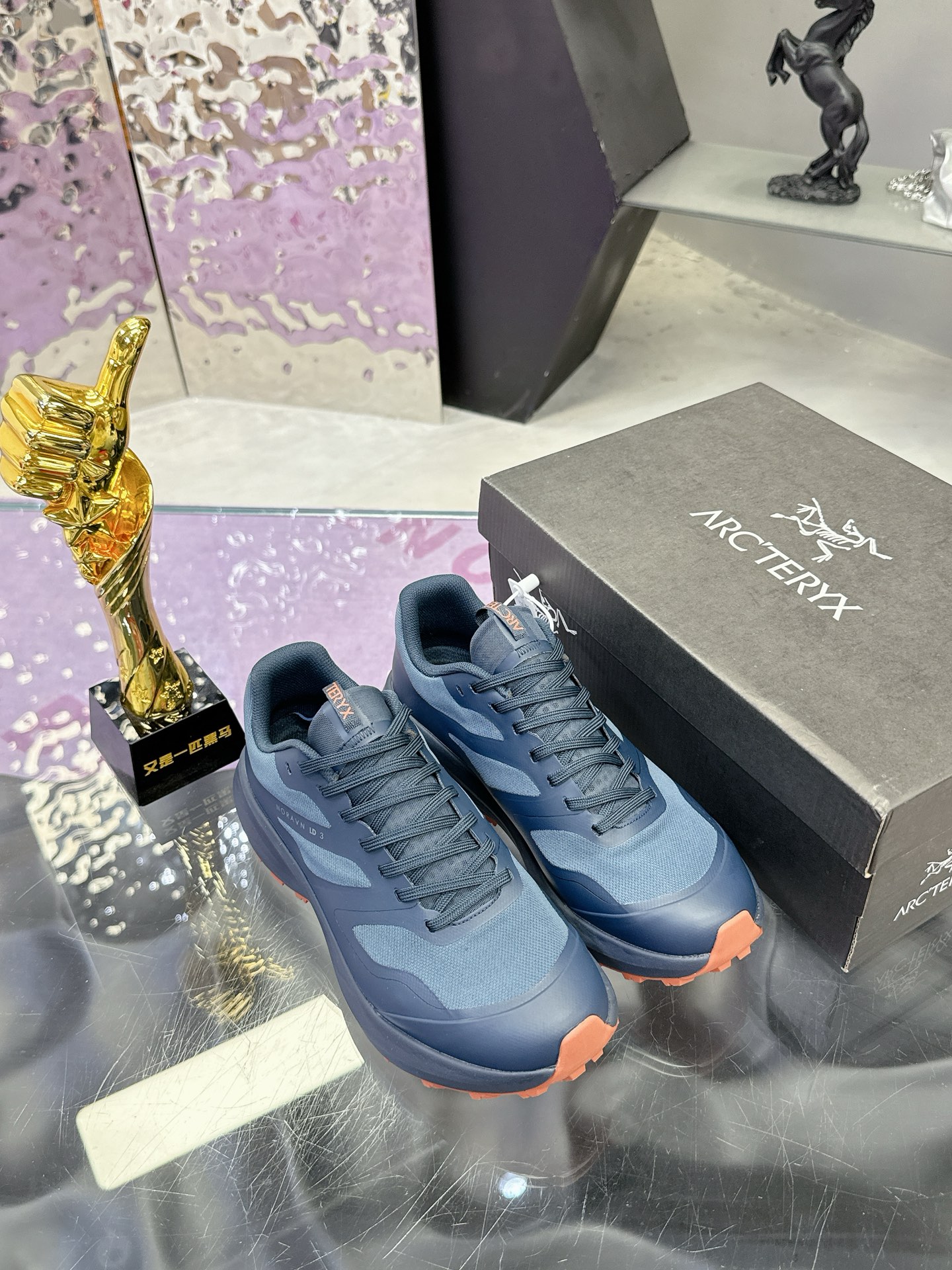 工厂价：410
广州版本 始祖鸟  高版本（防水系列）
ARC'TERYX/始祖鸟  最新款 👍NORVAN LD 3 gore-tex防水户外越野跑鞋 登山鞋系列❤️
轻量级设计，每一步都如风般自由。所有脚型都能的完美贴合，无论山川湖海，都如履平地。GORE-TEX防水技术，让水分不再是阻碍，即使在潮湿的野外环境，也能保持双脚的千爽。🇨🇳
大耐磨防滑，给你在多变地形上的稳固抓地力。
配套盒中盒 飞机盒包装
官方码数36-45