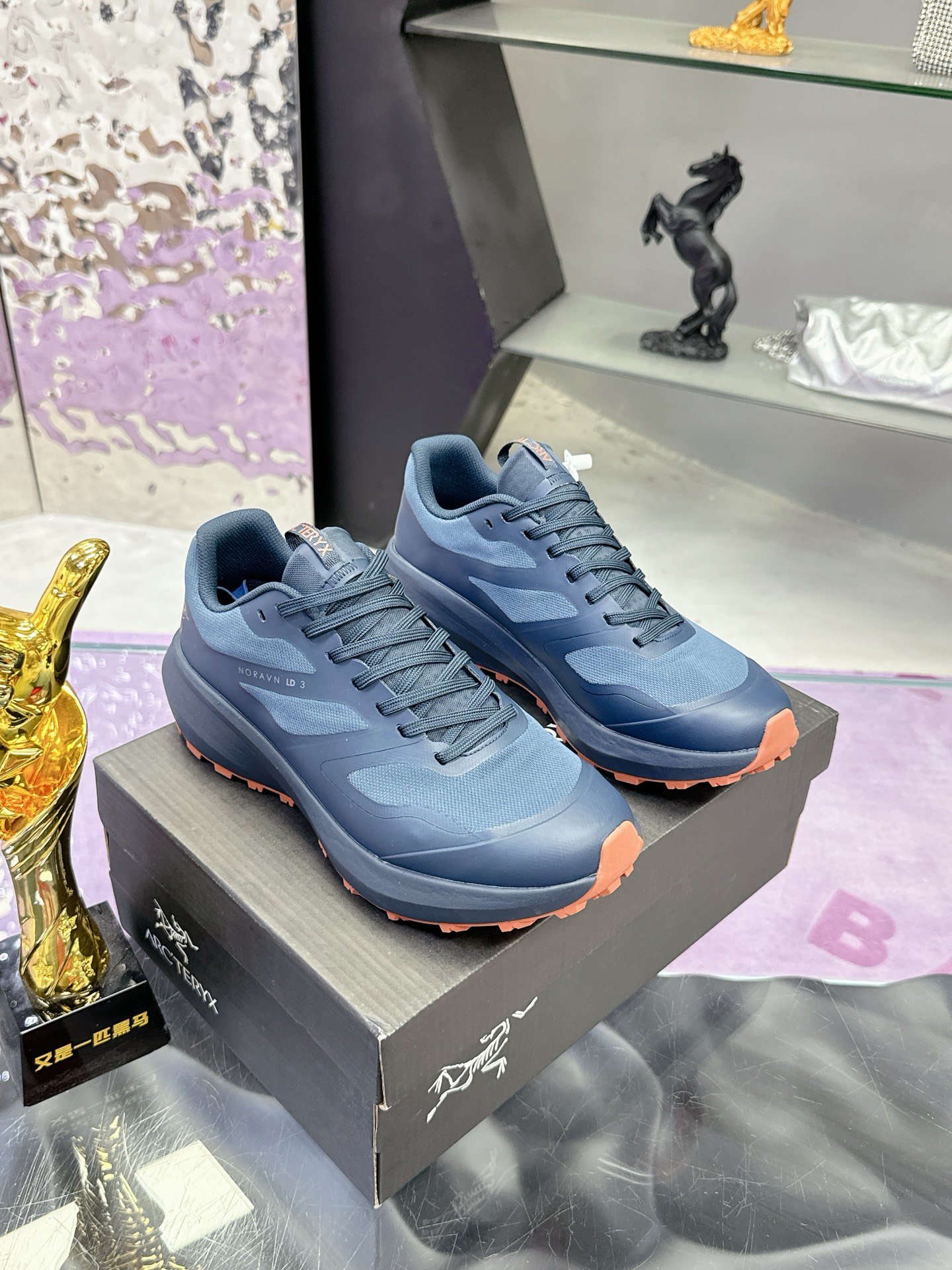 工厂价：410
广州版本 始祖鸟  高版本（防水系列）
ARC'TERYX/始祖鸟  最新款 👍NORVAN LD 3 gore-tex防水户外越野跑鞋 登山鞋系列❤️
轻量级设计，每一步都如风般自由。所有脚型都能的完美贴合，无论山川湖海，都如履平地。GORE-TEX防水技术，让水分不再是阻碍，即使在潮湿的野外环境，也能保持双脚的千爽。🇨🇳
大耐磨防滑，给你在多变地形上的稳固抓地力。
配套盒中盒 飞机盒包装
官方码数36-45