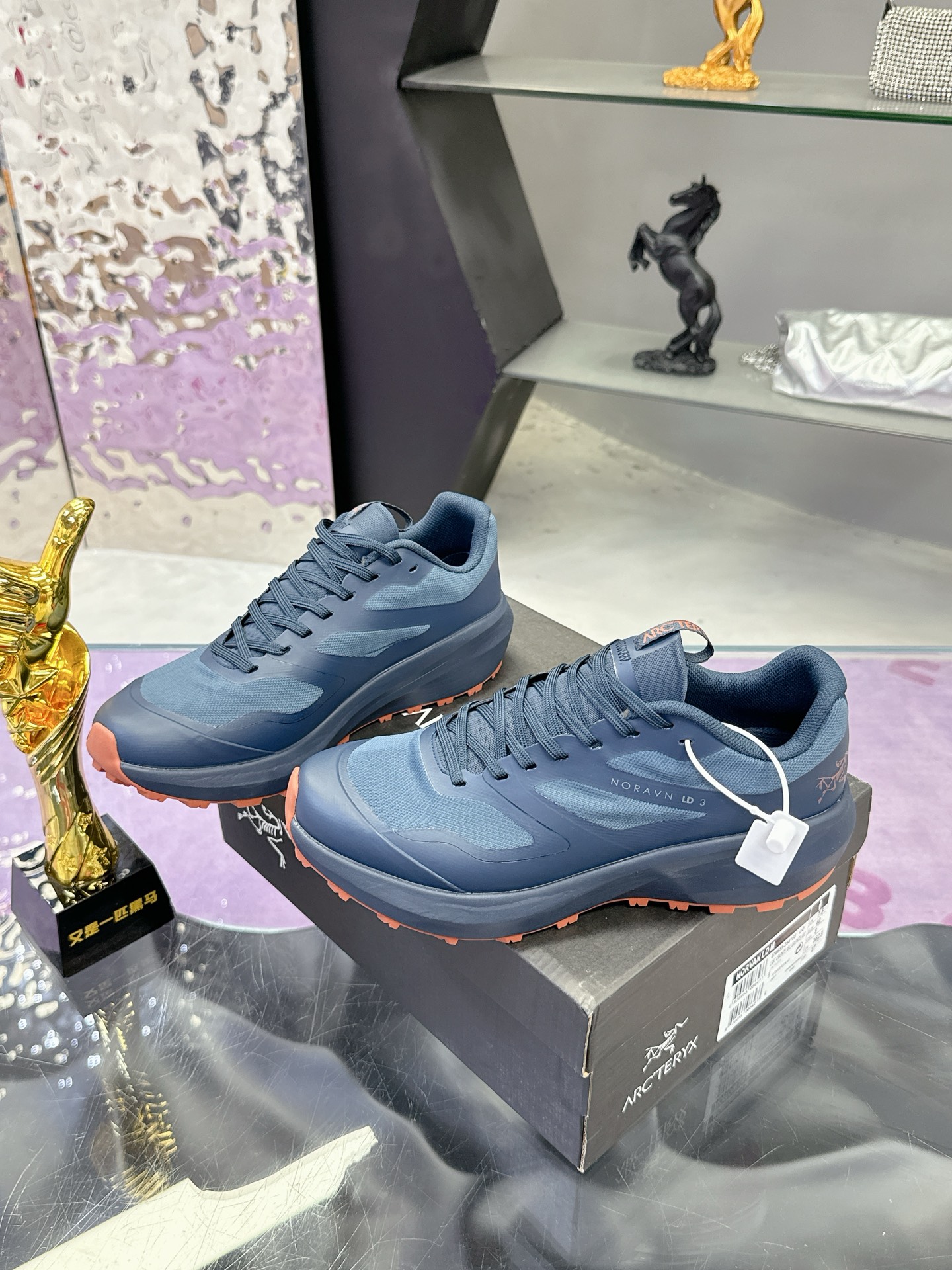 工厂价：410
广州版本 始祖鸟  高版本（防水系列）
ARC'TERYX/始祖鸟  最新款 👍NORVAN LD 3 gore-tex防水户外越野跑鞋 登山鞋系列❤️
轻量级设计，每一步都如风般自由。所有脚型都能的完美贴合，无论山川湖海，都如履平地。GORE-TEX防水技术，让水分不再是阻碍，即使在潮湿的野外环境，也能保持双脚的千爽。🇨🇳
大耐磨防滑，给你在多变地形上的稳固抓地力。
配套盒中盒 飞机盒包装
官方码数36-45