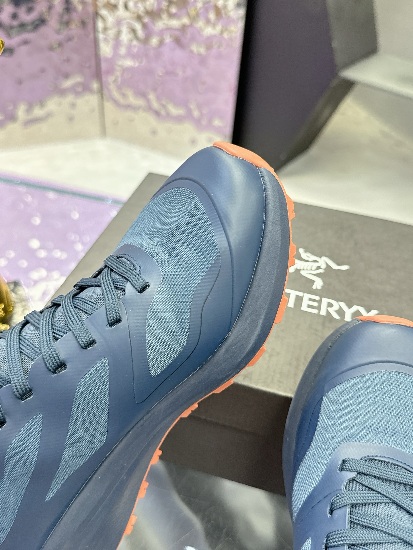 工厂价：410
广州版本 始祖鸟  高版本（防水系列）
ARC'TERYX/始祖鸟  最新款 👍NORVAN LD 3 gore-tex防水户外越野跑鞋 登山鞋系列❤️
轻量级设计，每一步都如风般自由。所有脚型都能的完美贴合，无论山川湖海，都如履平地。GORE-TEX防水技术，让水分不再是阻碍，即使在潮湿的野外环境，也能保持双脚的千爽。🇨🇳
大耐磨防滑，给你在多变地形上的稳固抓地力。
配套盒中盒 飞机盒包装
官方码数36-45
