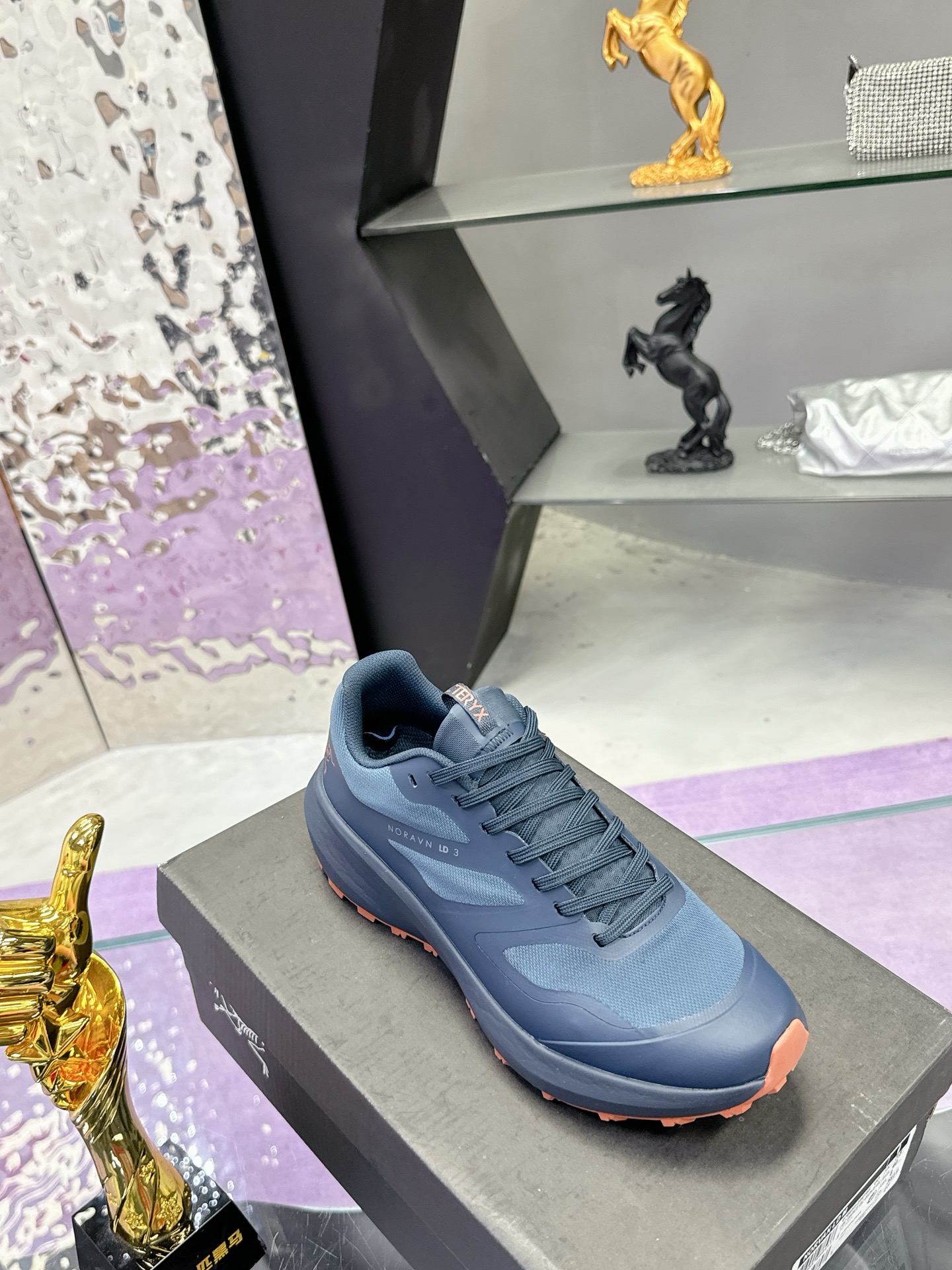 工厂价：410
广州版本 始祖鸟  高版本（防水系列）
ARC'TERYX/始祖鸟  最新款 👍NORVAN LD 3 gore-tex防水户外越野跑鞋 登山鞋系列❤️
轻量级设计，每一步都如风般自由。所有脚型都能的完美贴合，无论山川湖海，都如履平地。GORE-TEX防水技术，让水分不再是阻碍，即使在潮湿的野外环境，也能保持双脚的千爽。🇨🇳
大耐磨防滑，给你在多变地形上的稳固抓地力。
配套盒中盒 飞机盒包装
官方码数36-45