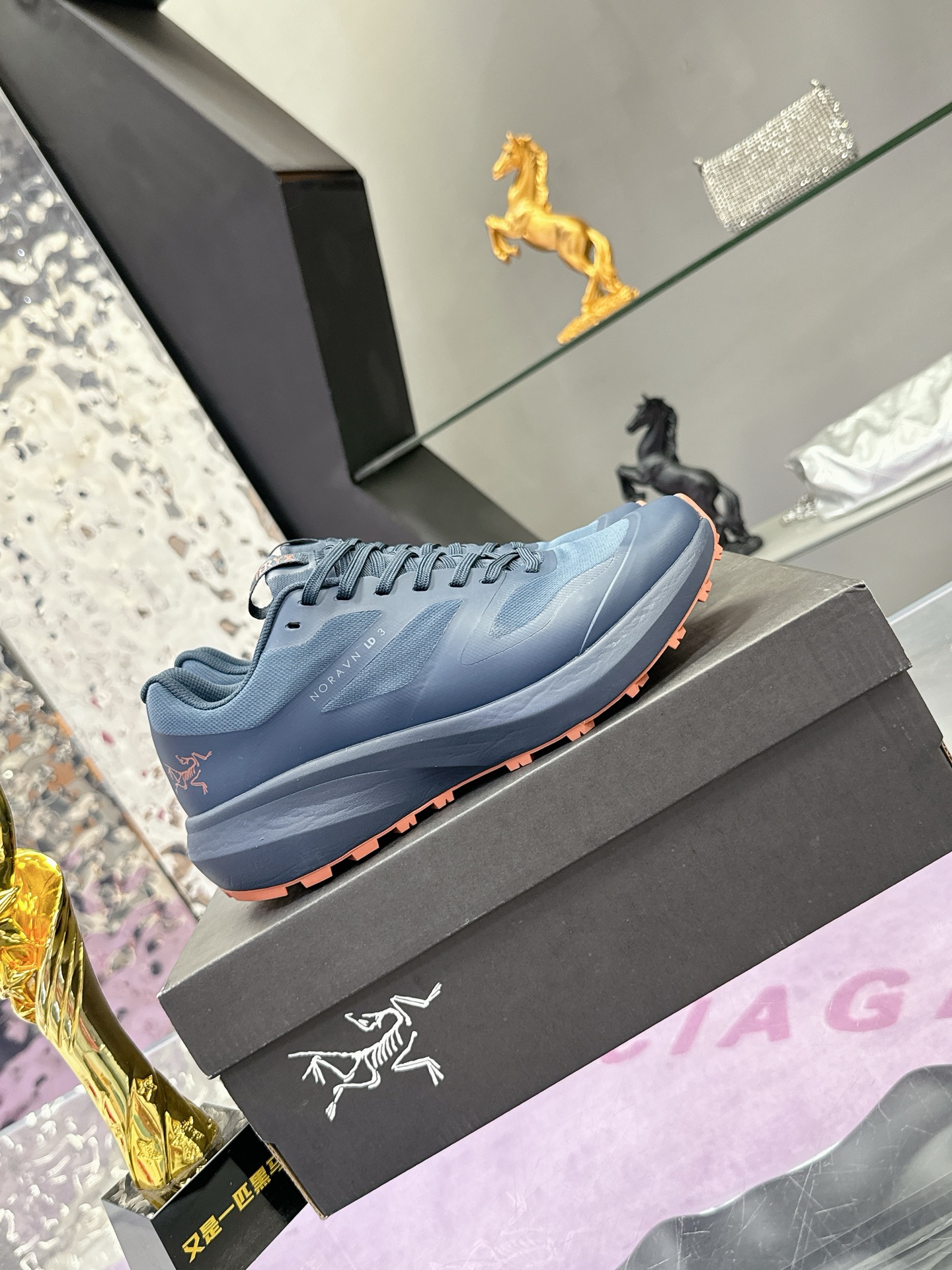 工厂价：410
广州版本 始祖鸟  高版本（防水系列）
ARC'TERYX/始祖鸟  最新款 👍NORVAN LD 3 gore-tex防水户外越野跑鞋 登山鞋系列❤️
轻量级设计，每一步都如风般自由。所有脚型都能的完美贴合，无论山川湖海，都如履平地。GORE-TEX防水技术，让水分不再是阻碍，即使在潮湿的野外环境，也能保持双脚的千爽。🇨🇳
大耐磨防滑，给你在多变地形上的稳固抓地力。
配套盒中盒 飞机盒包装
官方码数36-45