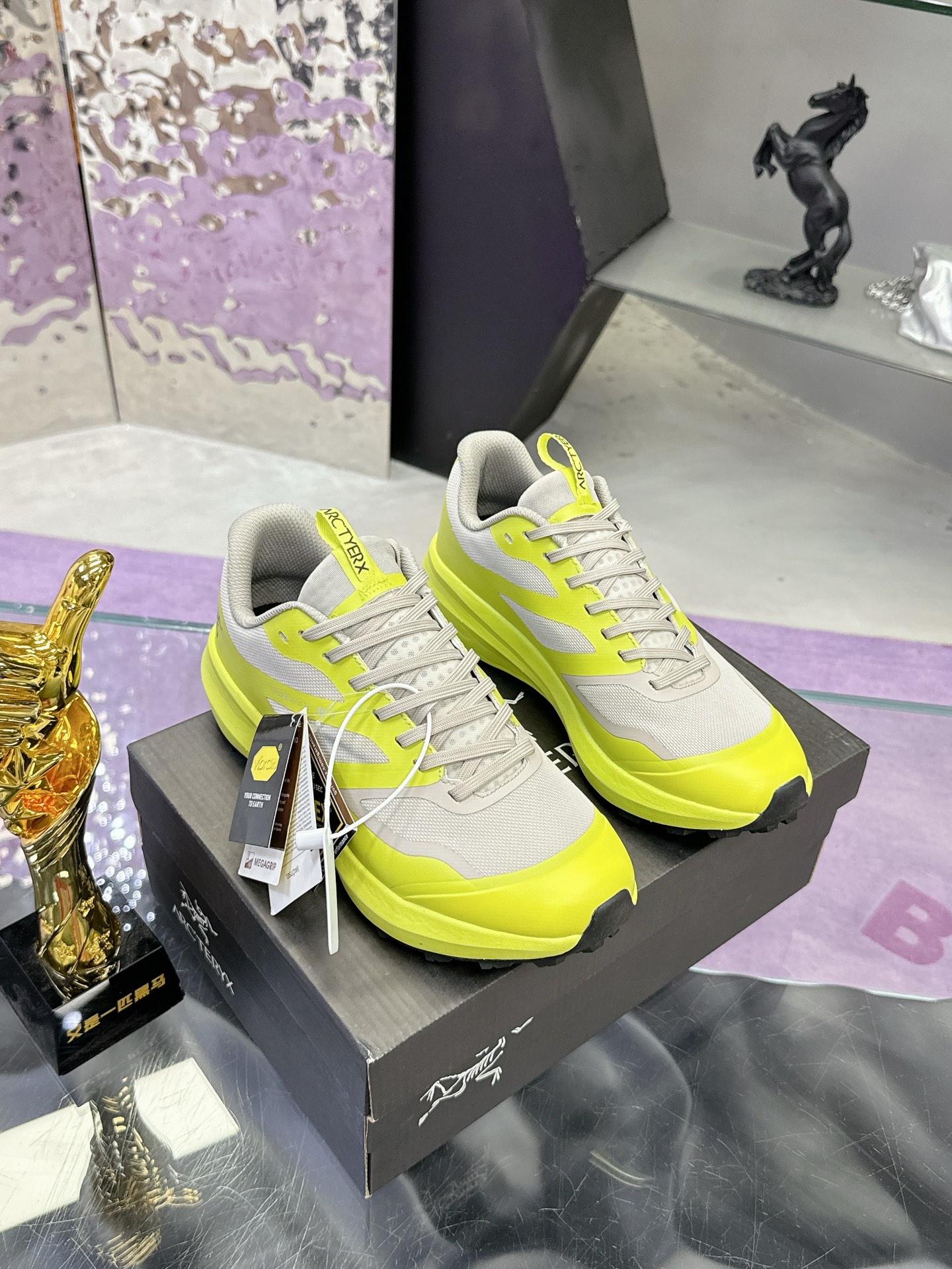 工厂价：410
广州版本 始祖鸟  高版本（防水系列）
ARC'TERYX/始祖鸟  最新款 👍NORVAN LD 3 gore-tex防水户外越野跑鞋 登山鞋系列❤️
轻量级设计，每一步都如风般自由。所有脚型都能的完美贴合，无论山川湖海，都如履平地。GORE-TEX防水技术，让水分不再是阻碍，即使在潮湿的野外环境，也能保持双脚的千爽。🇨🇳
大耐磨防滑，给你在多变地形上的稳固抓地力。
配套盒中盒 飞机盒包装
官方码数36-45