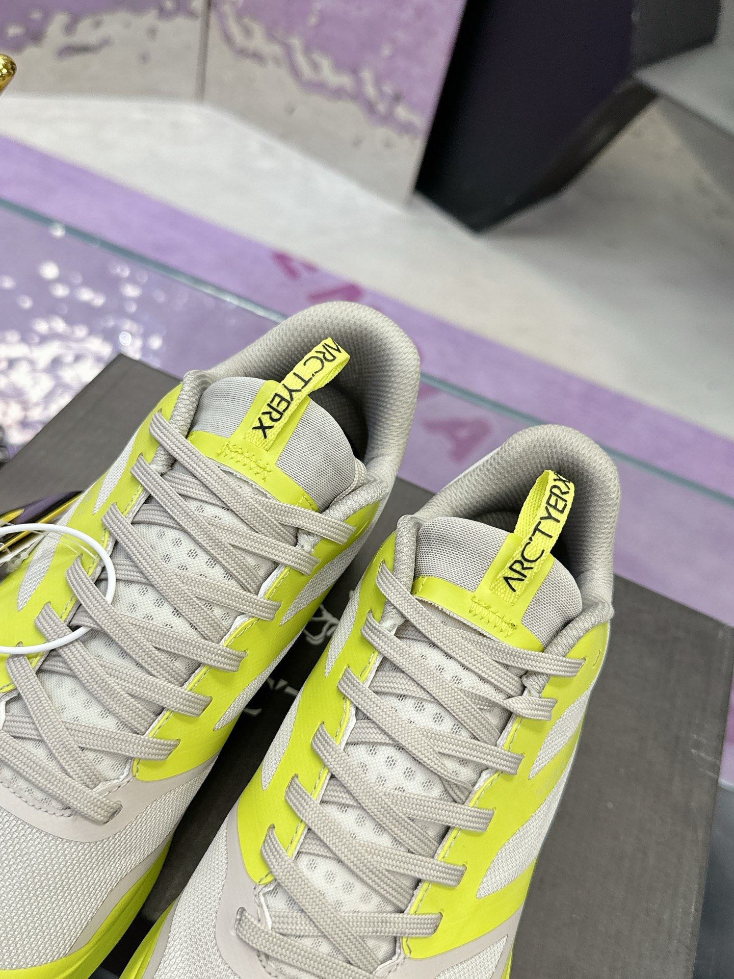 工厂价：410
广州版本 始祖鸟  高版本（防水系列）
ARC'TERYX/始祖鸟  最新款 👍NORVAN LD 3 gore-tex防水户外越野跑鞋 登山鞋系列❤️
轻量级设计，每一步都如风般自由。所有脚型都能的完美贴合，无论山川湖海，都如履平地。GORE-TEX防水技术，让水分不再是阻碍，即使在潮湿的野外环境，也能保持双脚的千爽。🇨🇳
大耐磨防滑，给你在多变地形上的稳固抓地力。
配套盒中盒 飞机盒包装
官方码数36-45