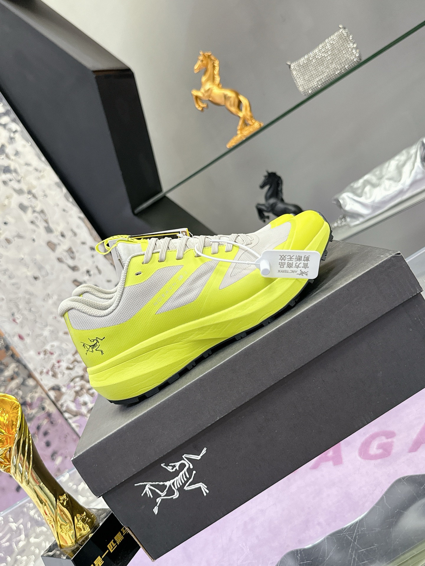 工厂价：410
广州版本 始祖鸟  高版本（防水系列）
ARC'TERYX/始祖鸟  最新款 👍NORVAN LD 3 gore-tex防水户外越野跑鞋 登山鞋系列❤️
轻量级设计，每一步都如风般自由。所有脚型都能的完美贴合，无论山川湖海，都如履平地。GORE-TEX防水技术，让水分不再是阻碍，即使在潮湿的野外环境，也能保持双脚的千爽。🇨🇳
大耐磨防滑，给你在多变地形上的稳固抓地力。
配套盒中盒 飞机盒包装
官方码数36-45