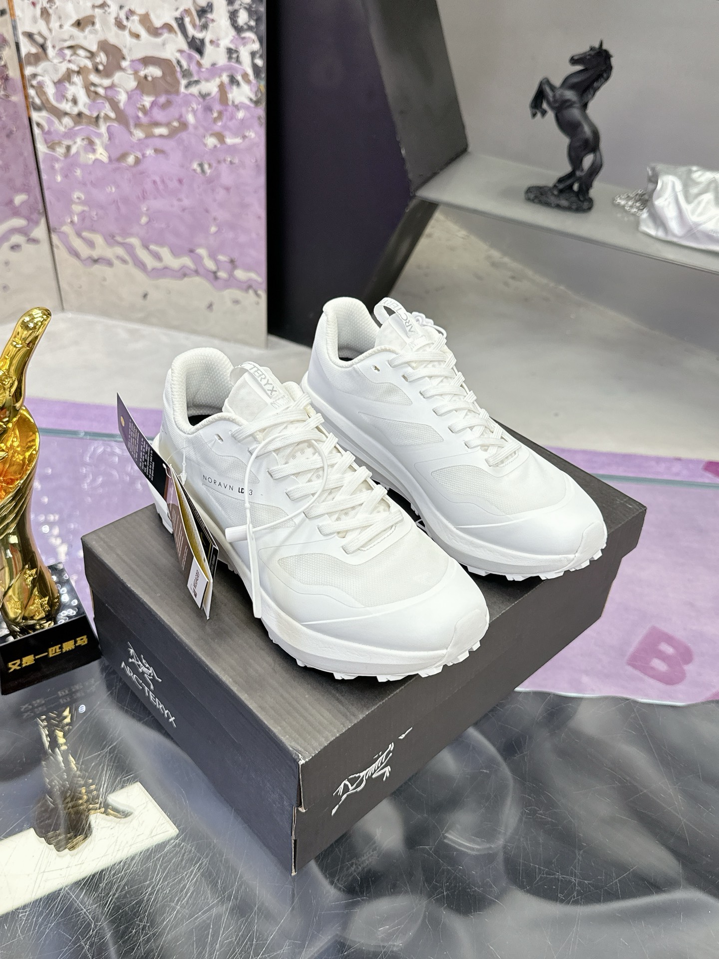 工厂价：410
广州版本 始祖鸟  高版本（防水系列）
ARC'TERYX/始祖鸟  最新款 👍NORVAN LD 3 gore-tex防水户外越野跑鞋 登山鞋系列❤️
轻量级设计，每一步都如风般自由。所有脚型都能的完美贴合，无论山川湖海，都如履平地。GORE-TEX防水技术，让水分不再是阻碍，即使在潮湿的野外环境，也能保持双脚的千爽。🇨🇳
大耐磨防滑，给你在多变地形上的稳固抓地力。
配套盒中盒 飞机盒包装
官方码数36-45