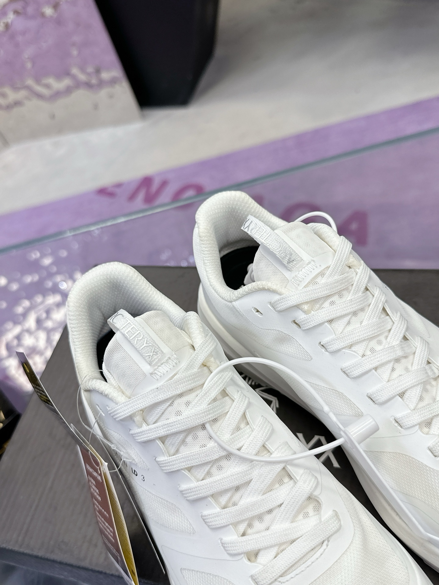 工厂价：410
广州版本 始祖鸟  高版本（防水系列）
ARC'TERYX/始祖鸟  最新款 👍NORVAN LD 3 gore-tex防水户外越野跑鞋 登山鞋系列❤️
轻量级设计，每一步都如风般自由。所有脚型都能的完美贴合，无论山川湖海，都如履平地。GORE-TEX防水技术，让水分不再是阻碍，即使在潮湿的野外环境，也能保持双脚的千爽。🇨🇳
大耐磨防滑，给你在多变地形上的稳固抓地力。
配套盒中盒 飞机盒包装
官方码数36-45