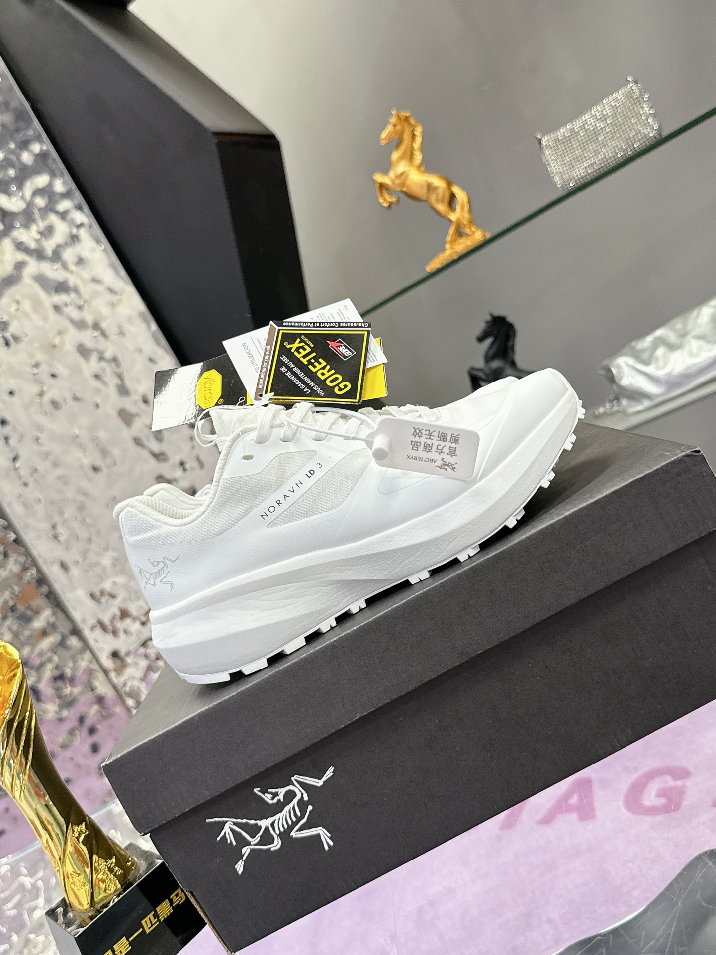 工厂价：410
广州版本 始祖鸟  高版本（防水系列）
ARC'TERYX/始祖鸟  最新款 👍NORVAN LD 3 gore-tex防水户外越野跑鞋 登山鞋系列❤️
轻量级设计，每一步都如风般自由。所有脚型都能的完美贴合，无论山川湖海，都如履平地。GORE-TEX防水技术，让水分不再是阻碍，即使在潮湿的野外环境，也能保持双脚的千爽。🇨🇳
大耐磨防滑，给你在多变地形上的稳固抓地力。
配套盒中盒 飞机盒包装
官方码数36-45
