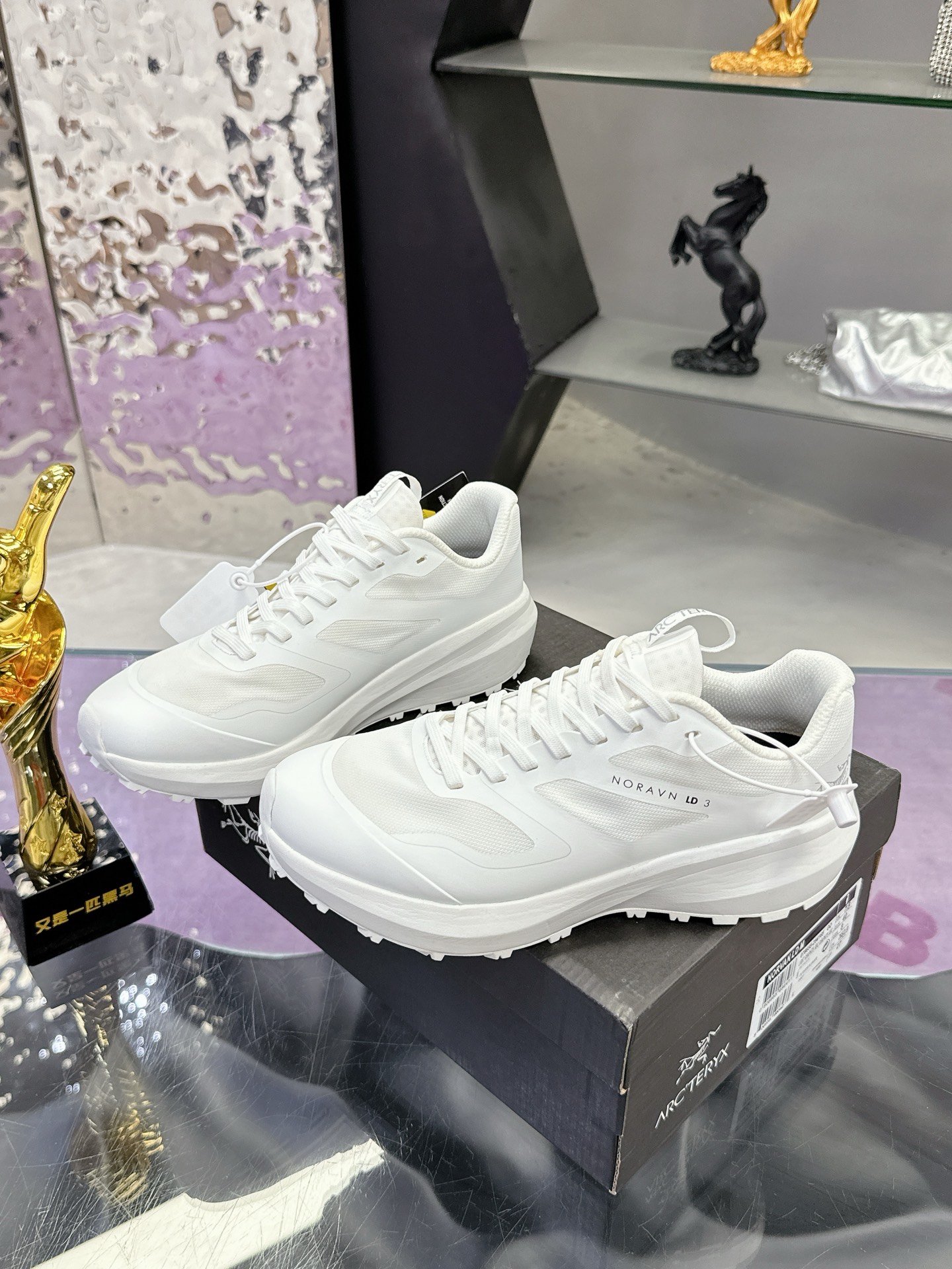 工厂价：410
广州版本 始祖鸟  高版本（防水系列）
ARC'TERYX/始祖鸟  最新款 👍NORVAN LD 3 gore-tex防水户外越野跑鞋 登山鞋系列❤️
轻量级设计，每一步都如风般自由。所有脚型都能的完美贴合，无论山川湖海，都如履平地。GORE-TEX防水技术，让水分不再是阻碍，即使在潮湿的野外环境，也能保持双脚的千爽。🇨🇳
大耐磨防滑，给你在多变地形上的稳固抓地力。
配套盒中盒 飞机盒包装
官方码数36-45