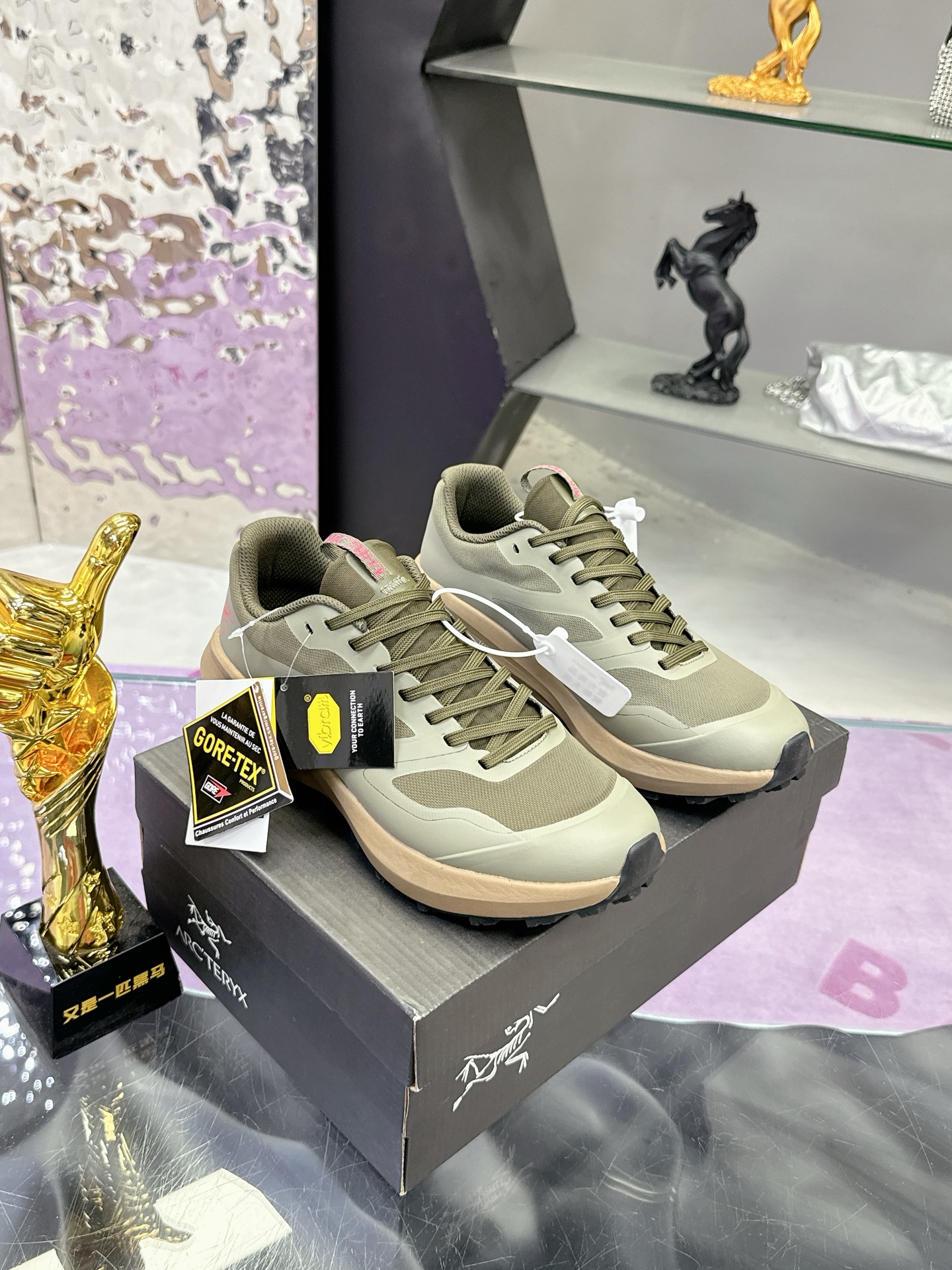 工厂价：410
广州版本 始祖鸟  高版本（防水系列）
ARC'TERYX/始祖鸟  最新款 👍NORVAN LD 3 gore-tex防水户外越野跑鞋 登山鞋系列❤️
轻量级设计，每一步都如风般自由。所有脚型都能的完美贴合，无论山川湖海，都如履平地。GORE-TEX防水技术，让水分不再是阻碍，即使在潮湿的野外环境，也能保持双脚的千爽。🇨🇳
大耐磨防滑，给你在多变地形上的稳固抓地力。
配套盒中盒 飞机盒包装
官方码数36-45