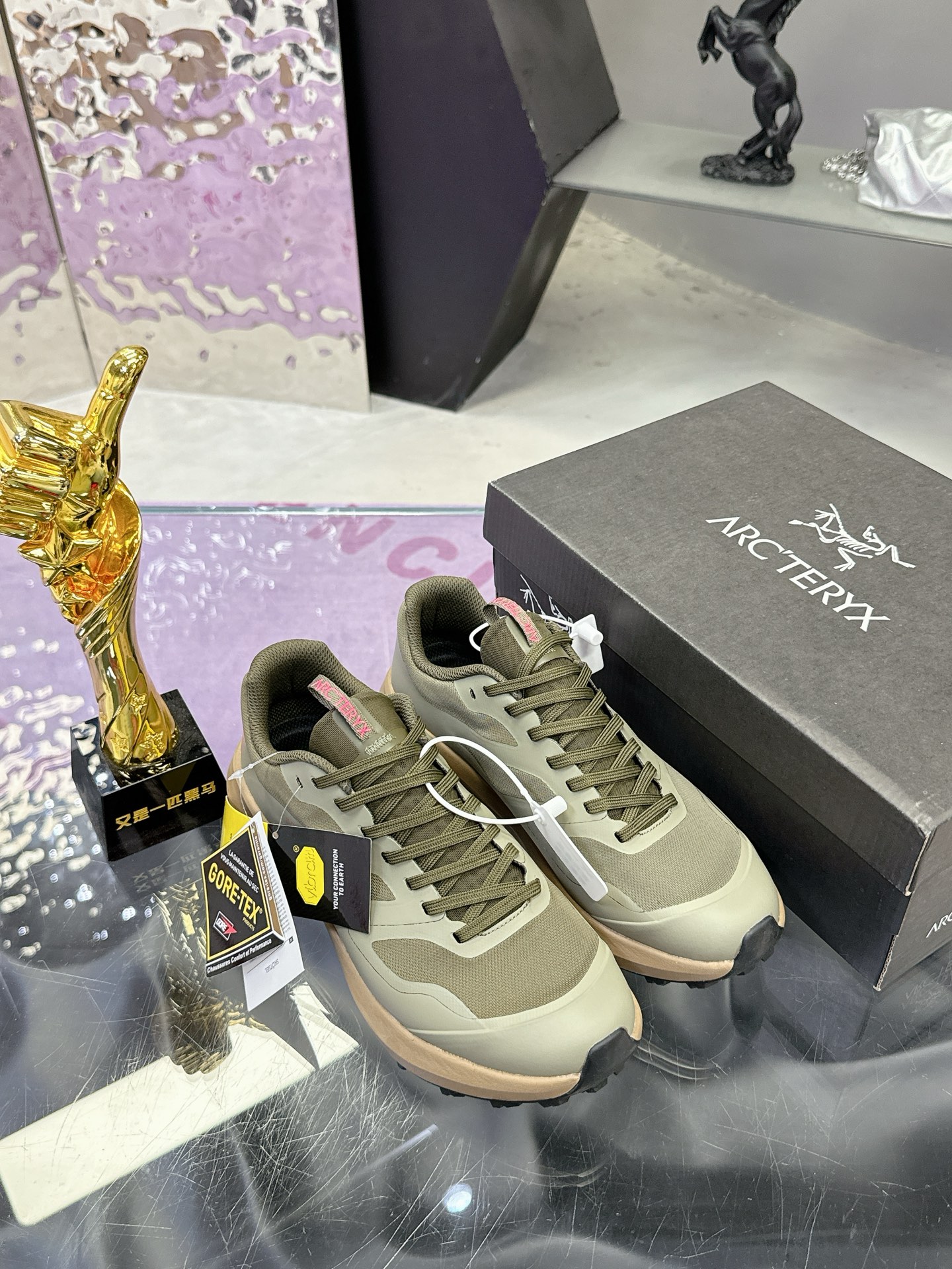 工厂价：410
广州版本 始祖鸟  高版本（防水系列）
ARC'TERYX/始祖鸟  最新款 👍NORVAN LD 3 gore-tex防水户外越野跑鞋 登山鞋系列❤️
轻量级设计，每一步都如风般自由。所有脚型都能的完美贴合，无论山川湖海，都如履平地。GORE-TEX防水技术，让水分不再是阻碍，即使在潮湿的野外环境，也能保持双脚的千爽。🇨🇳
大耐磨防滑，给你在多变地形上的稳固抓地力。
配套盒中盒 飞机盒包装
官方码数36-45
