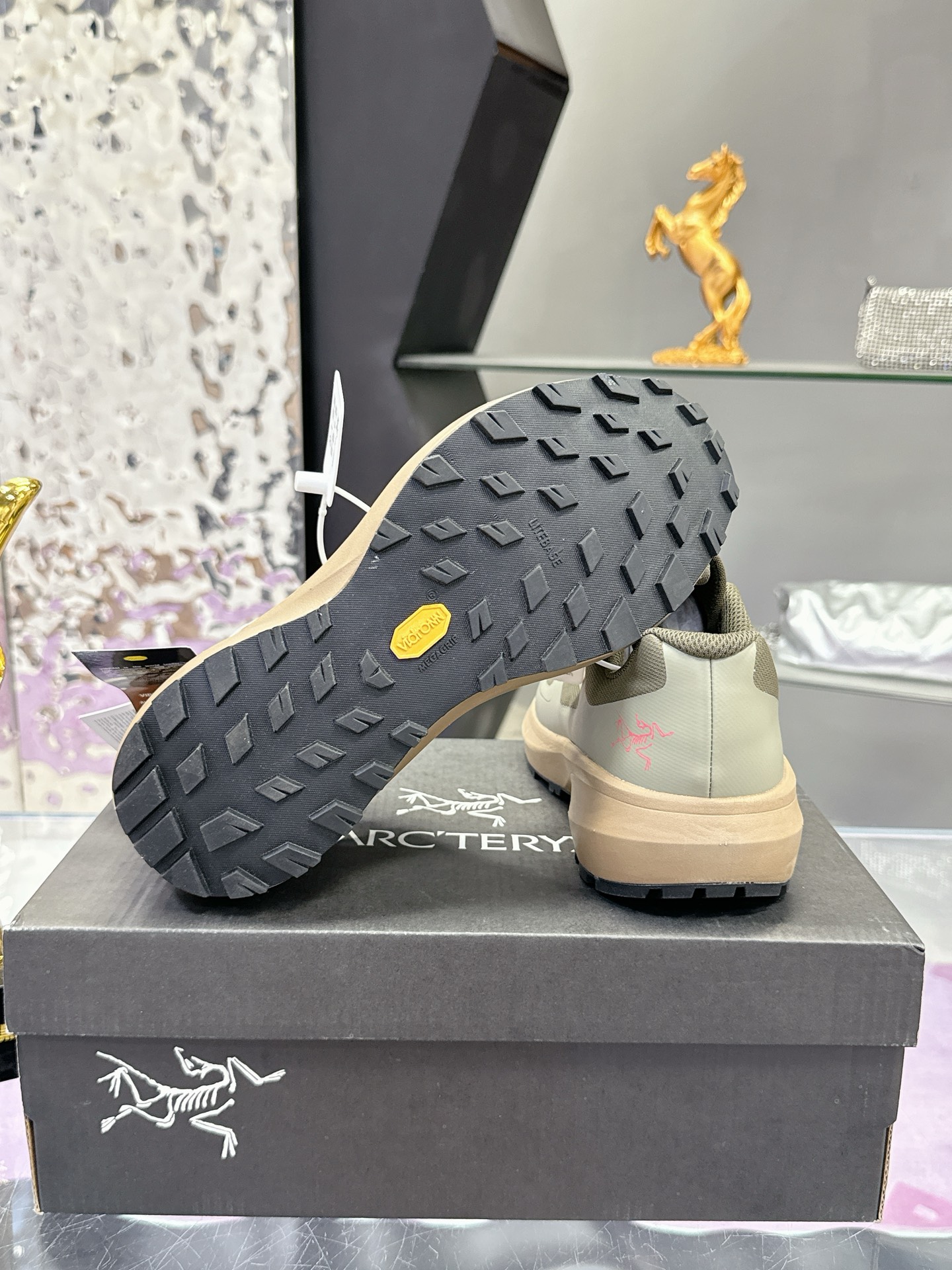 工厂价：410
广州版本 始祖鸟  高版本（防水系列）
ARC'TERYX/始祖鸟  最新款 👍NORVAN LD 3 gore-tex防水户外越野跑鞋 登山鞋系列❤️
轻量级设计，每一步都如风般自由。所有脚型都能的完美贴合，无论山川湖海，都如履平地。GORE-TEX防水技术，让水分不再是阻碍，即使在潮湿的野外环境，也能保持双脚的千爽。🇨🇳
大耐磨防滑，给你在多变地形上的稳固抓地力。
配套盒中盒 飞机盒包装
官方码数36-45