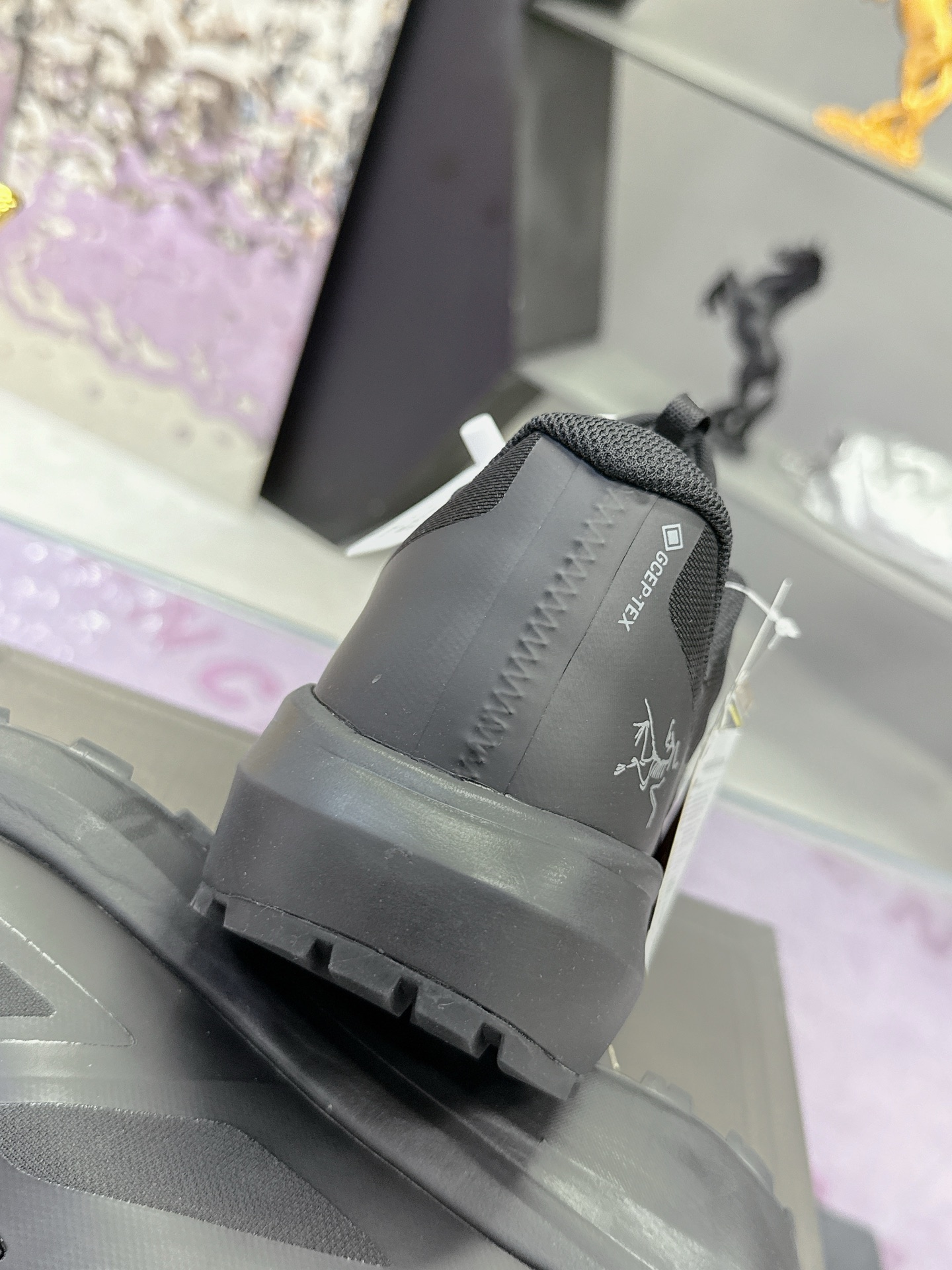 工厂价：410
广州版本 始祖鸟  高版本（防水系列）
ARC'TERYX/始祖鸟  最新款 👍NORVAN LD 3 gore-tex防水户外越野跑鞋 登山鞋系列❤️
轻量级设计，每一步都如风般自由。所有脚型都能的完美贴合，无论山川湖海，都如履平地。GORE-TEX防水技术，让水分不再是阻碍，即使在潮湿的野外环境，也能保持双脚的千爽。🇨🇳
大耐磨防滑，给你在多变地形上的稳固抓地力。
配套盒中盒 飞机盒包装
官方码数36-45