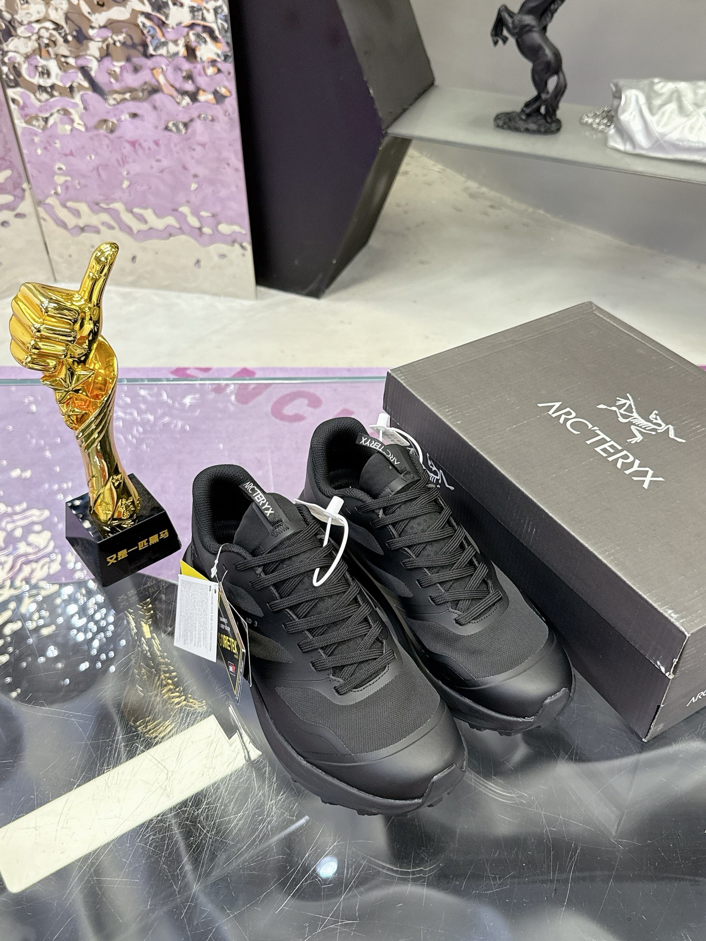 工厂价：410
广州版本 始祖鸟  高版本（防水系列）
ARC'TERYX/始祖鸟  最新款 👍NORVAN LD 3 gore-tex防水户外越野跑鞋 登山鞋系列❤️
轻量级设计，每一步都如风般自由。所有脚型都能的完美贴合，无论山川湖海，都如履平地。GORE-TEX防水技术，让水分不再是阻碍，即使在潮湿的野外环境，也能保持双脚的千爽。🇨🇳
大耐磨防滑，给你在多变地形上的稳固抓地力。
配套盒中盒 飞机盒包装
官方码数36-45