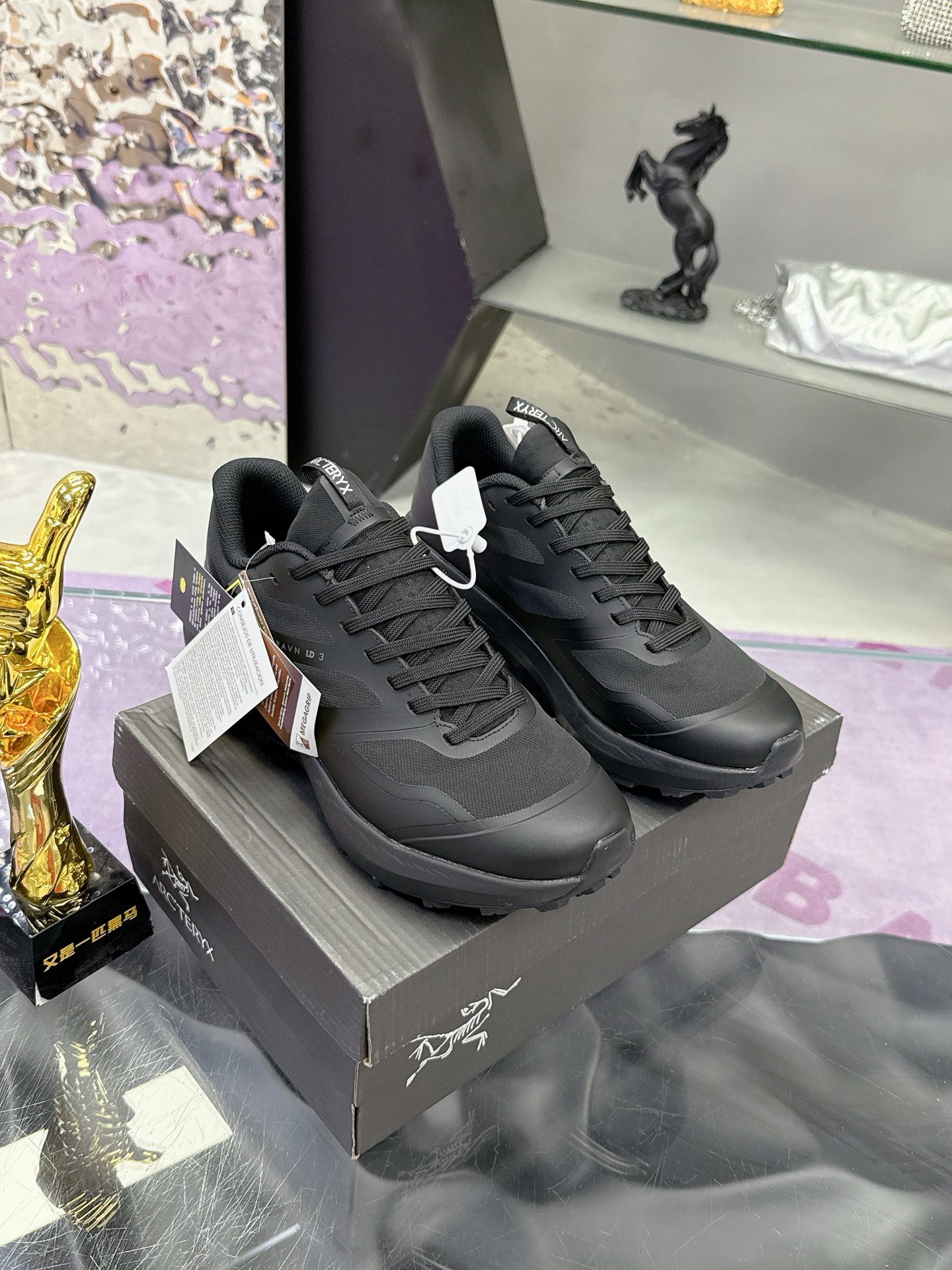 工厂价：410
广州版本 始祖鸟  高版本（防水系列）
ARC'TERYX/始祖鸟  最新款 👍NORVAN LD 3 gore-tex防水户外越野跑鞋 登山鞋系列❤️
轻量级设计，每一步都如风般自由。所有脚型都能的完美贴合，无论山川湖海，都如履平地。GORE-TEX防水技术，让水分不再是阻碍，即使在潮湿的野外环境，也能保持双脚的千爽。🇨🇳
大耐磨防滑，给你在多变地形上的稳固抓地力。
配套盒中盒 飞机盒包装
官方码数36-45