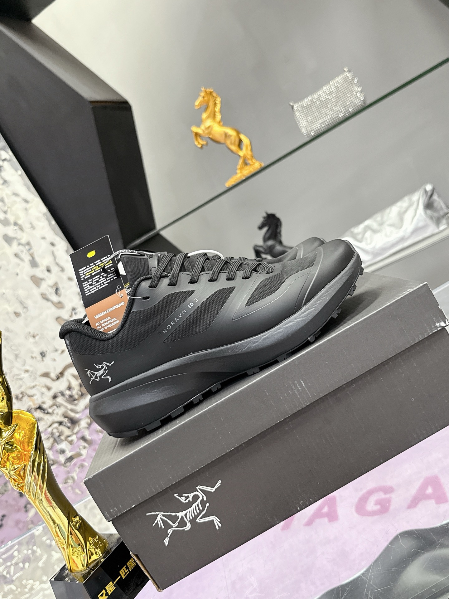 工厂价：410
广州版本 始祖鸟  高版本（防水系列）
ARC'TERYX/始祖鸟  最新款 👍NORVAN LD 3 gore-tex防水户外越野跑鞋 登山鞋系列❤️
轻量级设计，每一步都如风般自由。所有脚型都能的完美贴合，无论山川湖海，都如履平地。GORE-TEX防水技术，让水分不再是阻碍，即使在潮湿的野外环境，也能保持双脚的千爽。🇨🇳
大耐磨防滑，给你在多变地形上的稳固抓地力。
配套盒中盒 飞机盒包装
官方码数36-45