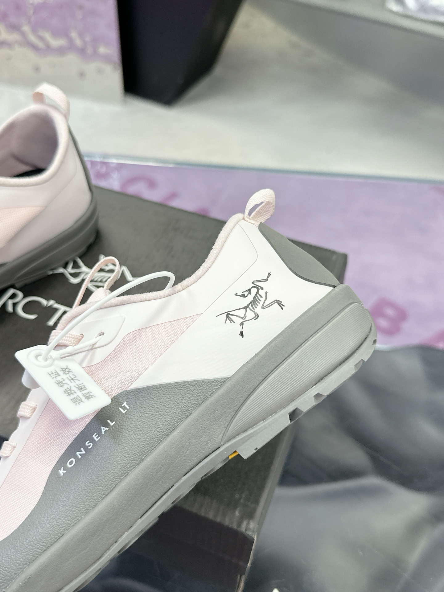 工厂价：410（女码）
广州版本 始祖鸟  高版本（防水系列）
ARC'TERYX/始祖鸟  最新款 👍户外越野跑鞋 登山鞋系列❤️
轻量级设计，每一步都如风般自由。所有脚型都能的完美贴合，无论山川湖海，都如履平地。GORE-TEX防水技术，让水分不再是阻碍，即使在潮湿的野外环境，也能保持双脚的千爽。🇨🇳
大耐磨防滑，给你在多变地形上的稳固抓地力。
配套盒中盒 飞机盒包装📦
官方码数：36-39