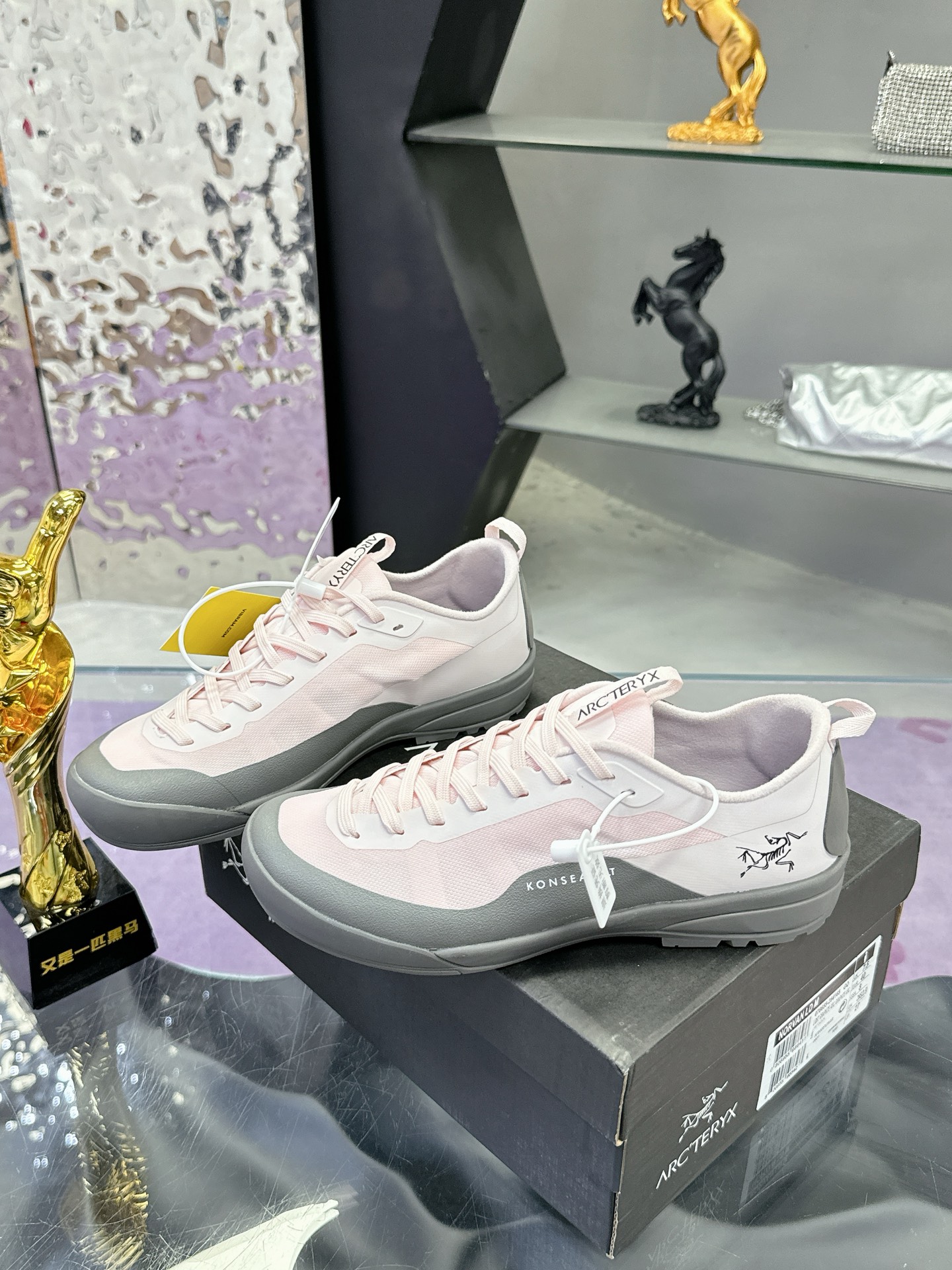工厂价：410（女码）
广州版本 始祖鸟  高版本（防水系列）
ARC'TERYX/始祖鸟  最新款 👍户外越野跑鞋 登山鞋系列❤️
轻量级设计，每一步都如风般自由。所有脚型都能的完美贴合，无论山川湖海，都如履平地。GORE-TEX防水技术，让水分不再是阻碍，即使在潮湿的野外环境，也能保持双脚的千爽。🇨🇳
大耐磨防滑，给你在多变地形上的稳固抓地力。
配套盒中盒 飞机盒包装📦
官方码数：36-39