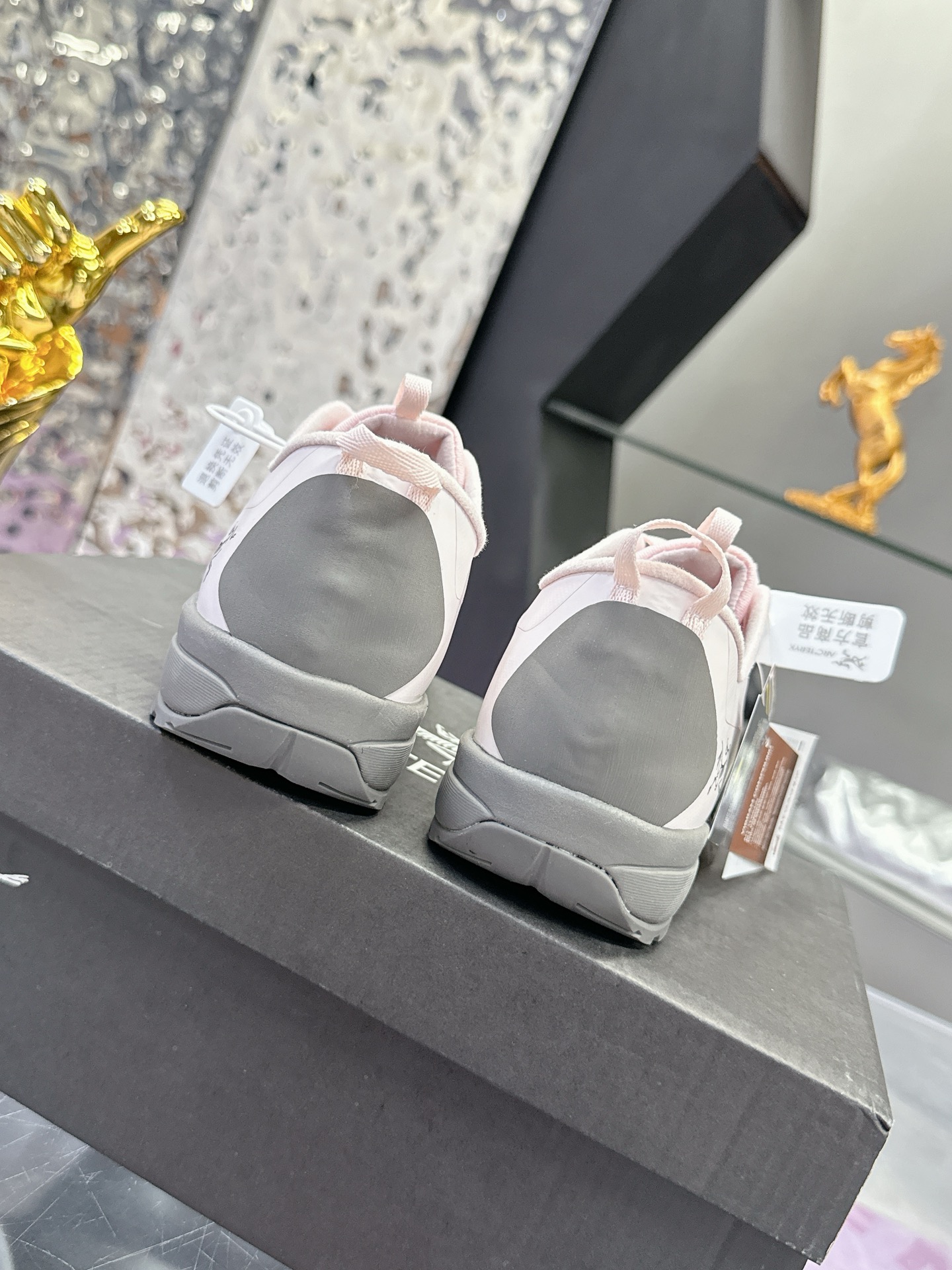 工厂价：410（女码）
广州版本 始祖鸟  高版本（防水系列）
ARC'TERYX/始祖鸟  最新款 👍户外越野跑鞋 登山鞋系列❤️
轻量级设计，每一步都如风般自由。所有脚型都能的完美贴合，无论山川湖海，都如履平地。GORE-TEX防水技术，让水分不再是阻碍，即使在潮湿的野外环境，也能保持双脚的千爽。🇨🇳
大耐磨防滑，给你在多变地形上的稳固抓地力。
配套盒中盒 飞机盒包装📦
官方码数：36-39