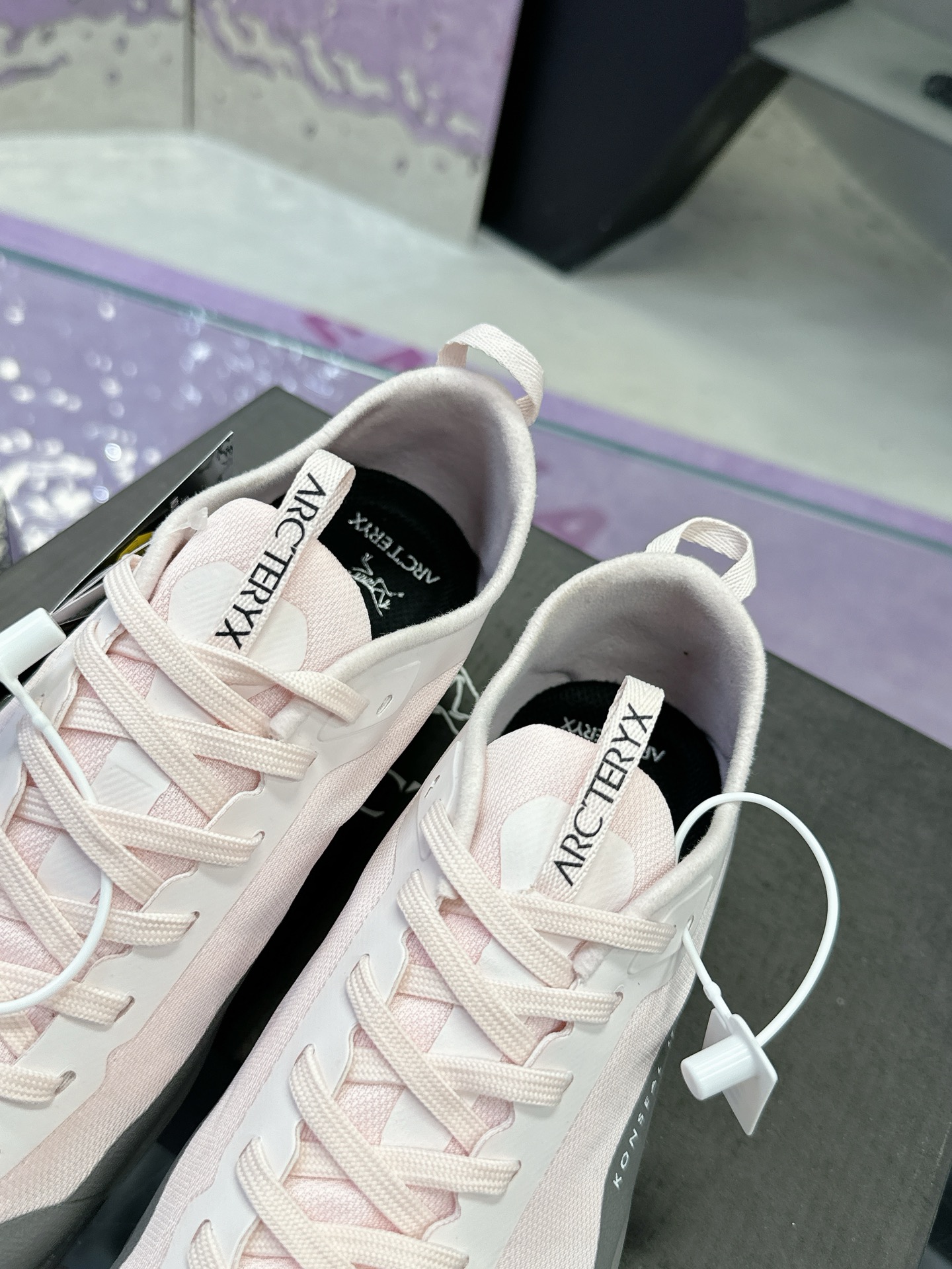 工厂价：410（女码）
广州版本 始祖鸟  高版本（防水系列）
ARC'TERYX/始祖鸟  最新款 👍户外越野跑鞋 登山鞋系列❤️
轻量级设计，每一步都如风般自由。所有脚型都能的完美贴合，无论山川湖海，都如履平地。GORE-TEX防水技术，让水分不再是阻碍，即使在潮湿的野外环境，也能保持双脚的千爽。🇨🇳
大耐磨防滑，给你在多变地形上的稳固抓地力。
配套盒中盒 飞机盒包装📦
官方码数：36-39