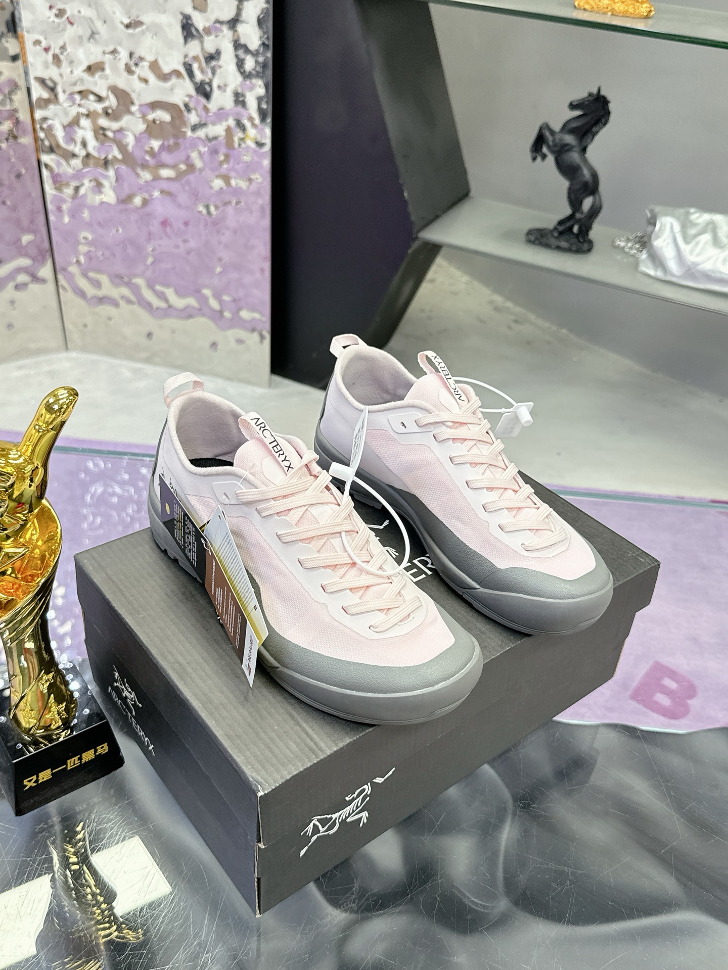 工厂价：410（女码）
广州版本 始祖鸟  高版本（防水系列）
ARC'TERYX/始祖鸟  最新款 👍户外越野跑鞋 登山鞋系列❤️
轻量级设计，每一步都如风般自由。所有脚型都能的完美贴合，无论山川湖海，都如履平地。GORE-TEX防水技术，让水分不再是阻碍，即使在潮湿的野外环境，也能保持双脚的千爽。🇨🇳
大耐磨防滑，给你在多变地形上的稳固抓地力。
配套盒中盒 飞机盒包装📦
官方码数：36-39